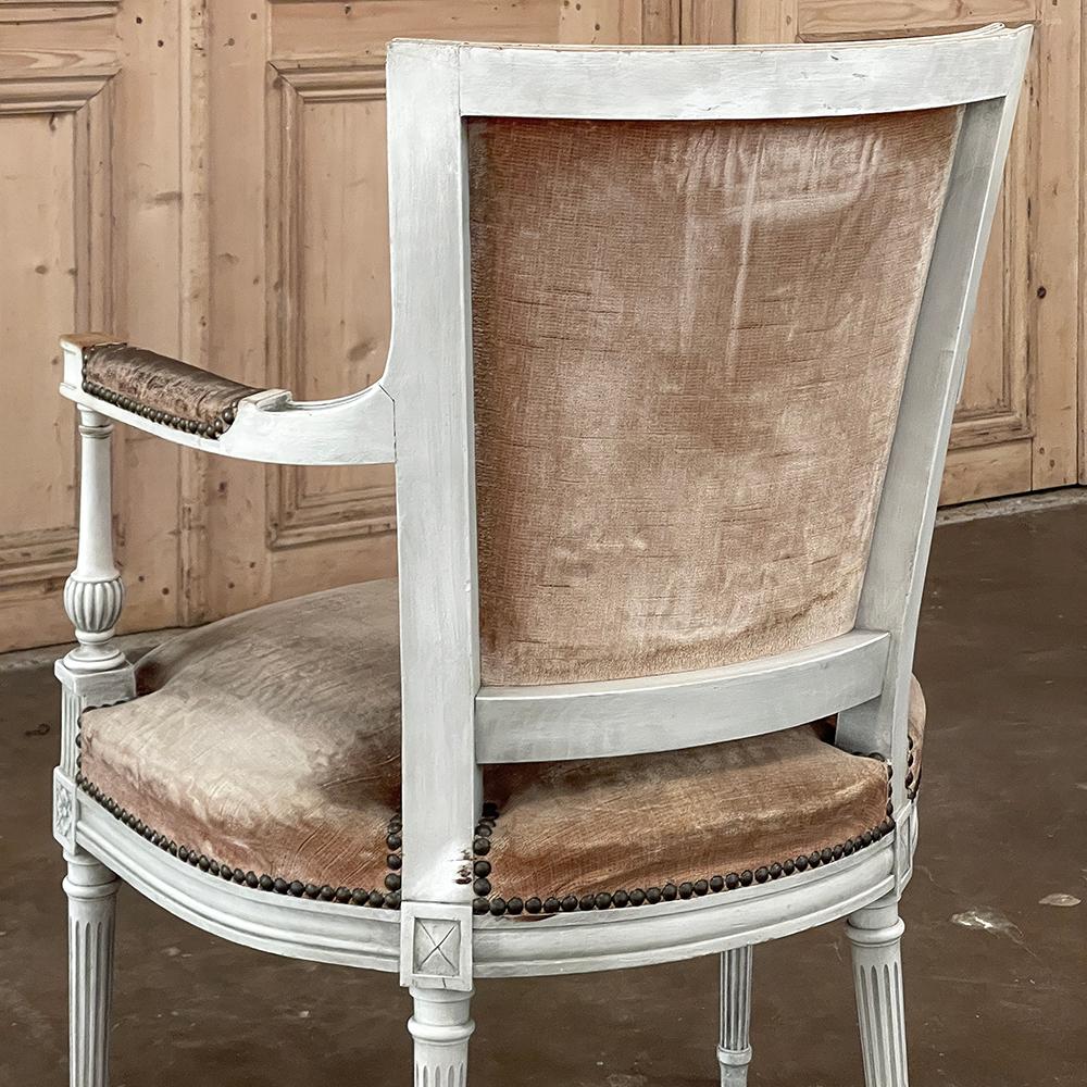 Paire de fauteuils néoclassiques français peints Louis XVI du 19ème siècle en vente 9