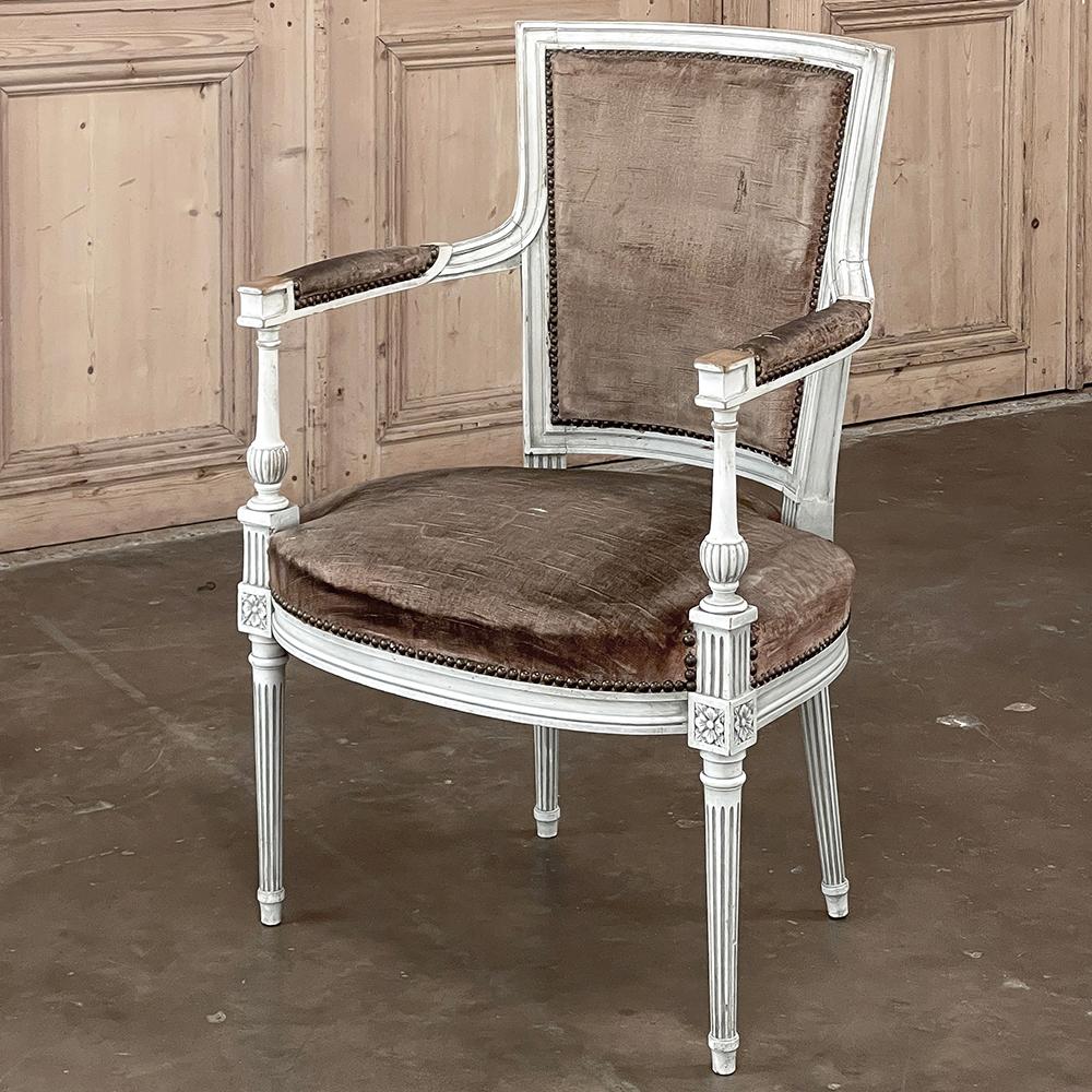 Français Paire de fauteuils néoclassiques français peints Louis XVI du 19ème siècle en vente