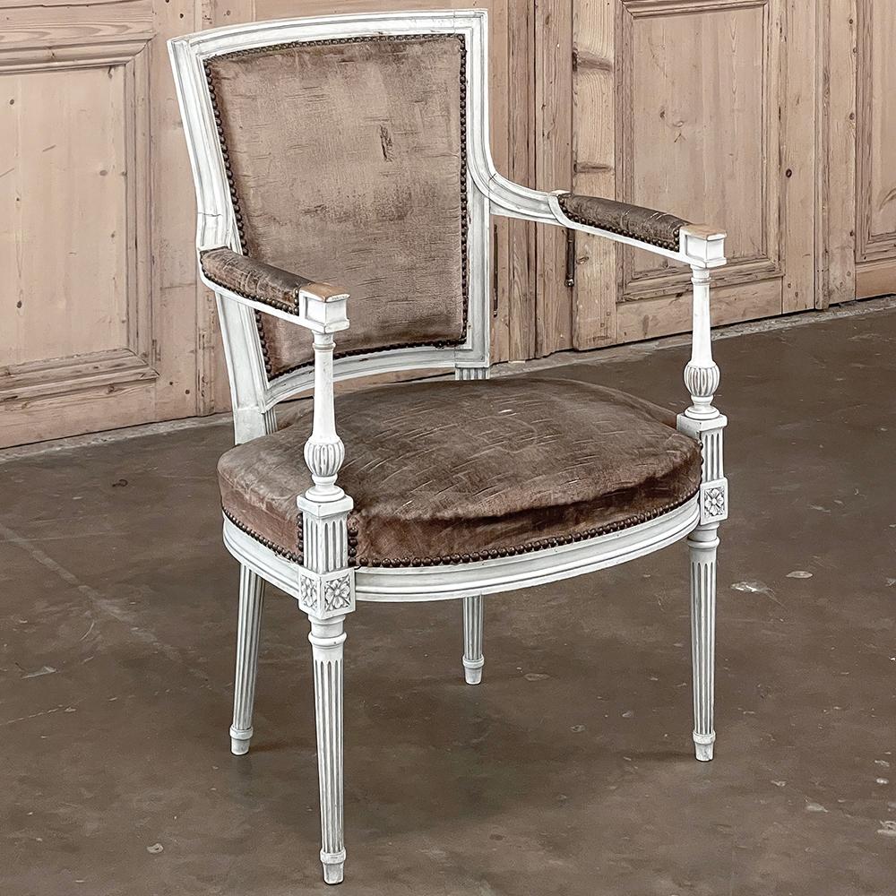 Fait main Paire de fauteuils néoclassiques français peints Louis XVI du 19ème siècle en vente
