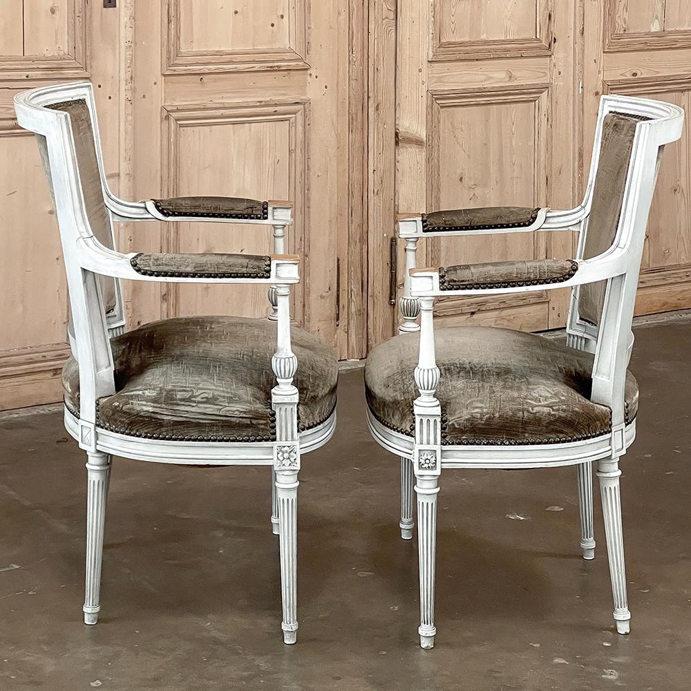 Paire de fauteuils néoclassiques français peints Louis XVI du 19ème siècle Bon état - En vente à Dallas, TX