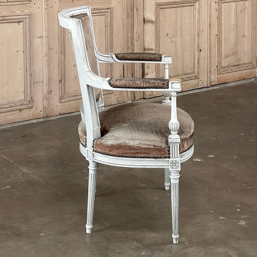 Paire de fauteuils néoclassiques français peints Louis XVI du 19ème siècle Bon état - En vente à Dallas, TX