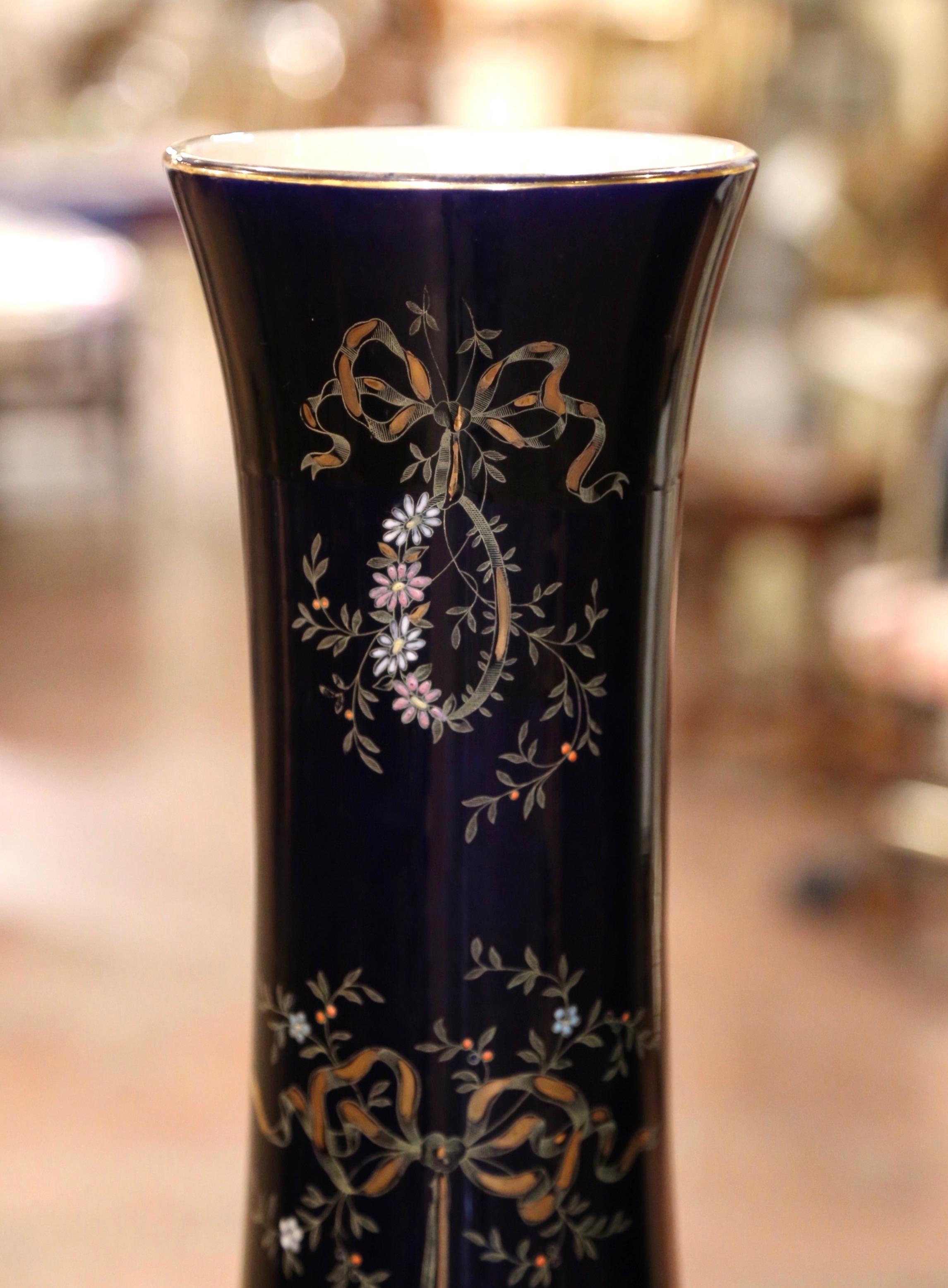 Paire de vases trompettes noclassiques franais du 19me sicle en porcelaine peinte et dore en vente 2