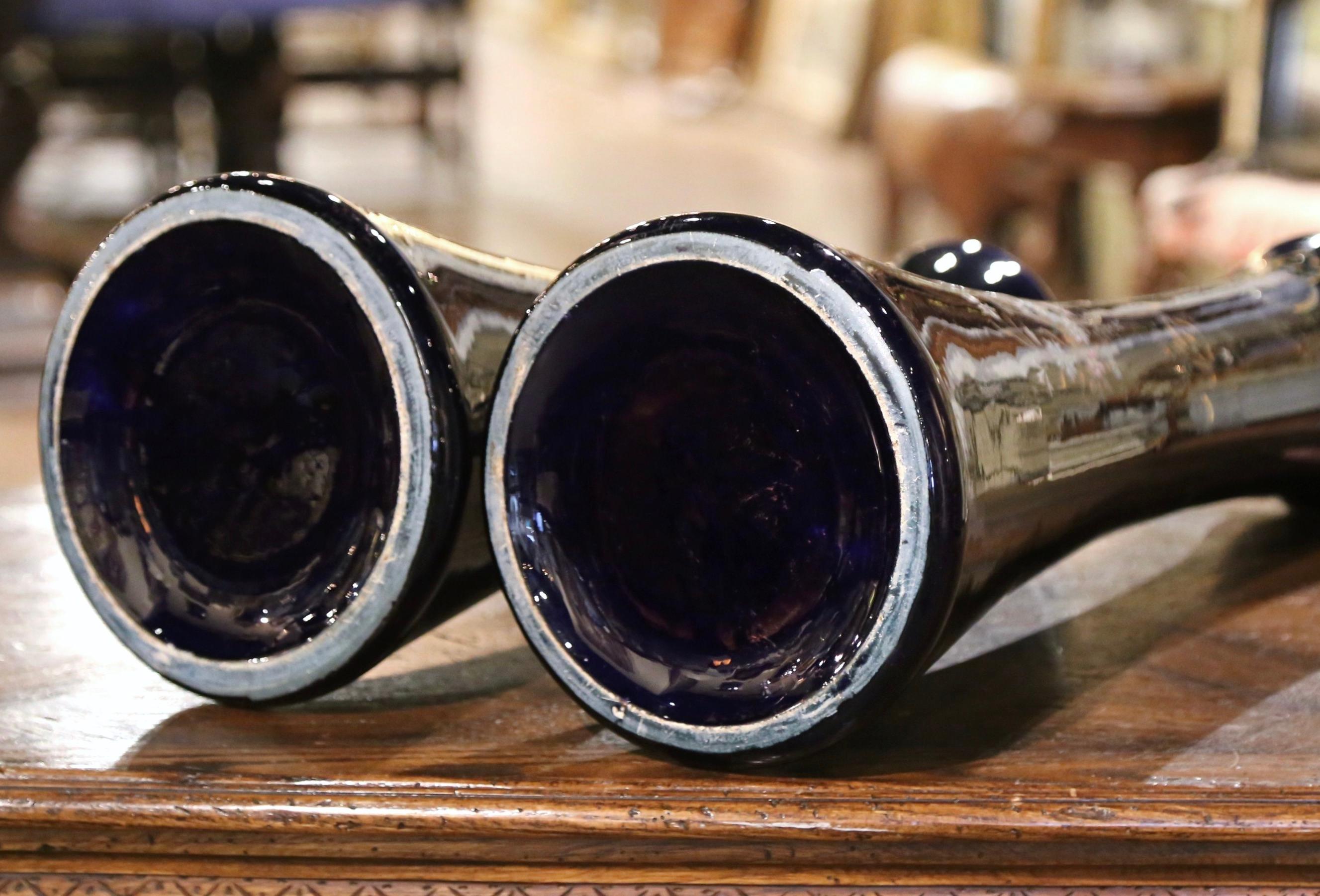 Paire de vases trompettes noclassiques franais du 19me sicle en porcelaine peinte et dore en vente 4