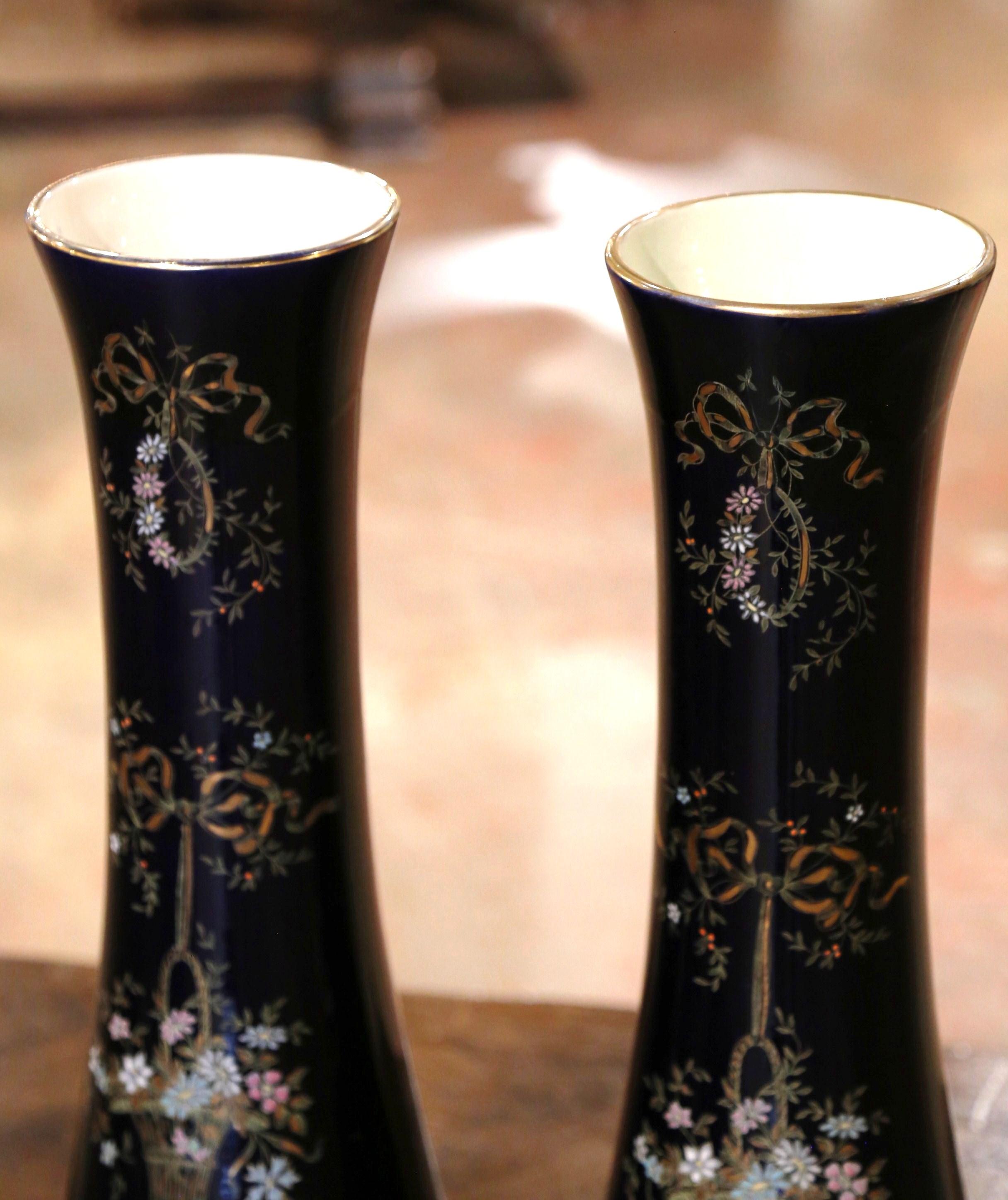 XIXe siècle Paire de vases trompettes noclassiques franais du 19me sicle en porcelaine peinte et dore en vente