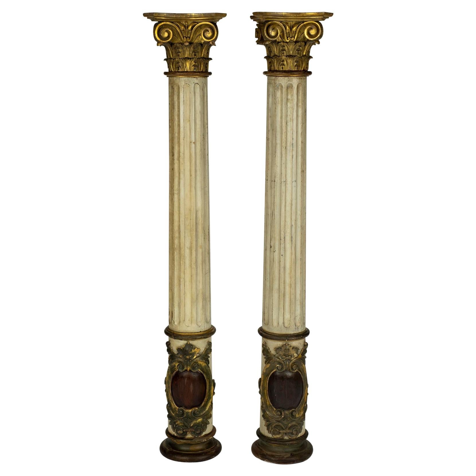 Paire de colonnes françaises du 19ème siècle en bois peint et doré