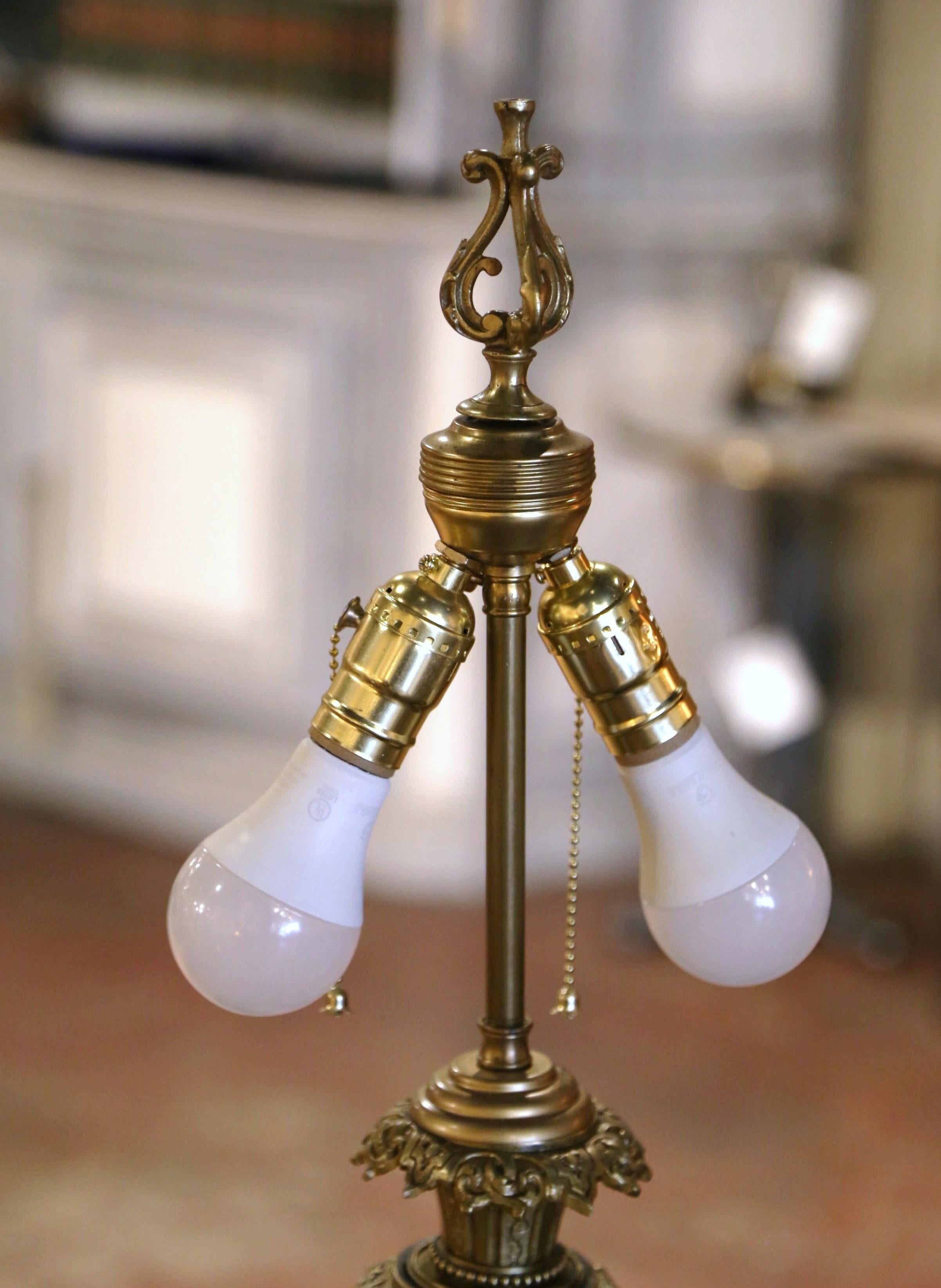 Paire de lampes de table françaises du 19ème siècle en faïence peinte et bronze de Montigny en vente 3