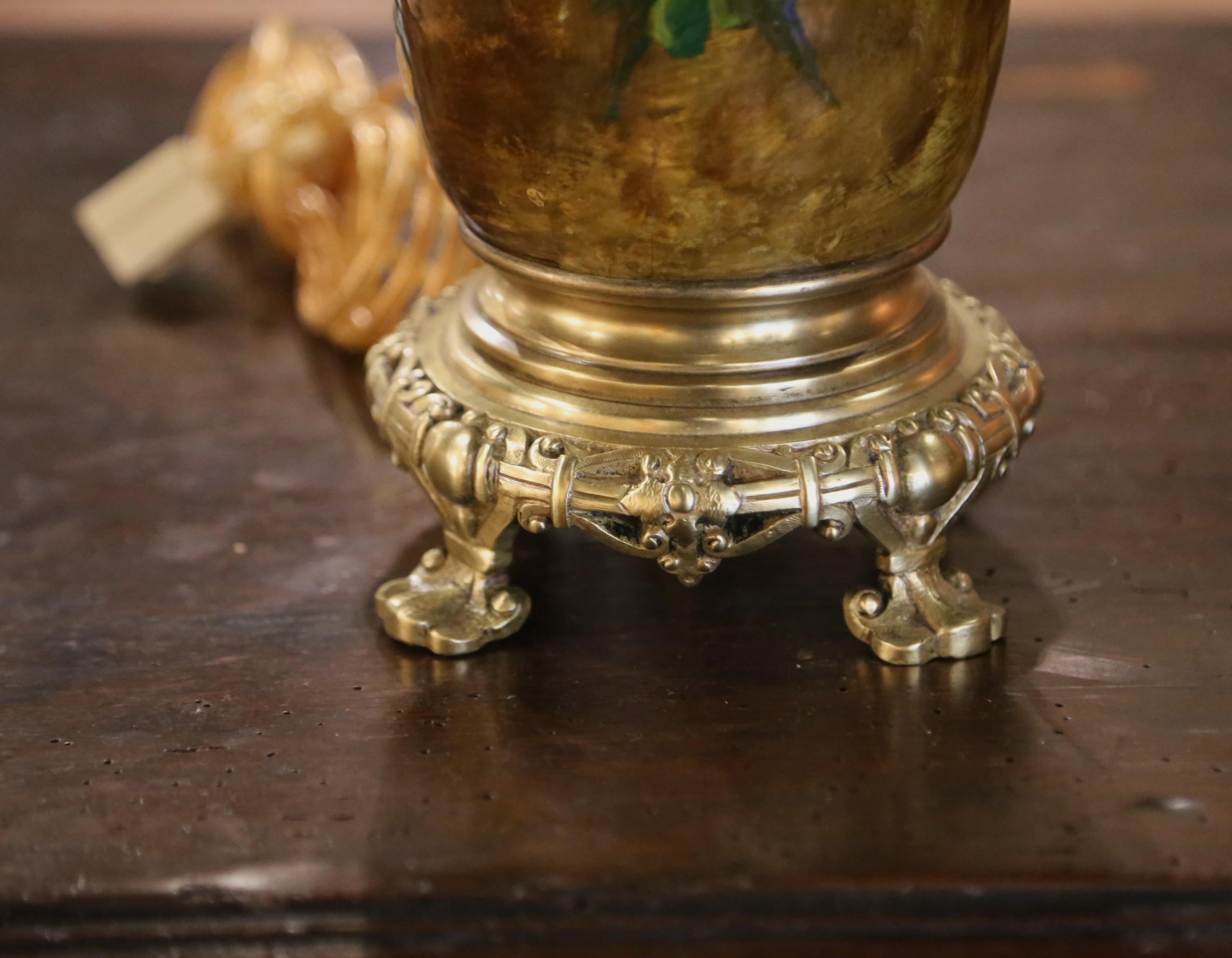 Paire de lampes de table françaises du 19ème siècle en faïence peinte et bronze de Montigny en vente 4