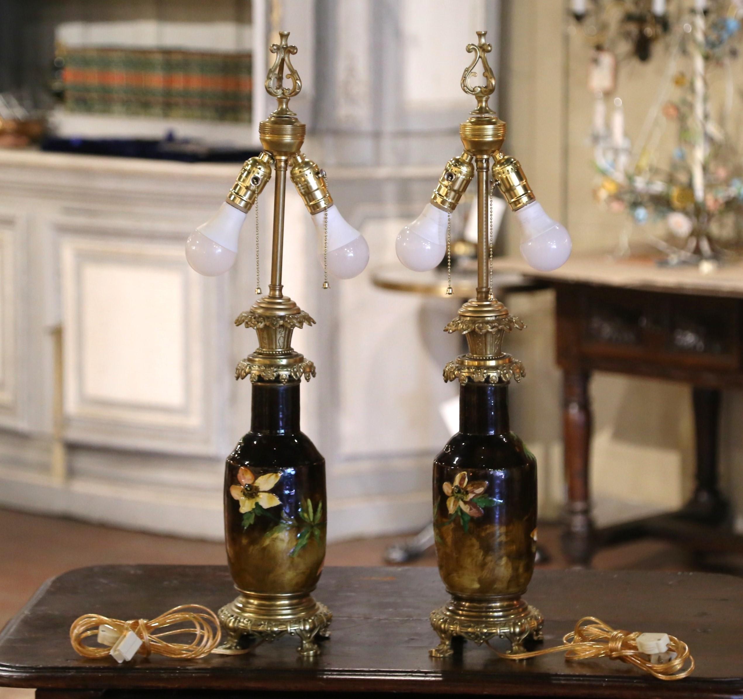 Paire de lampes de table françaises du 19ème siècle en faïence peinte et bronze de Montigny en vente 5