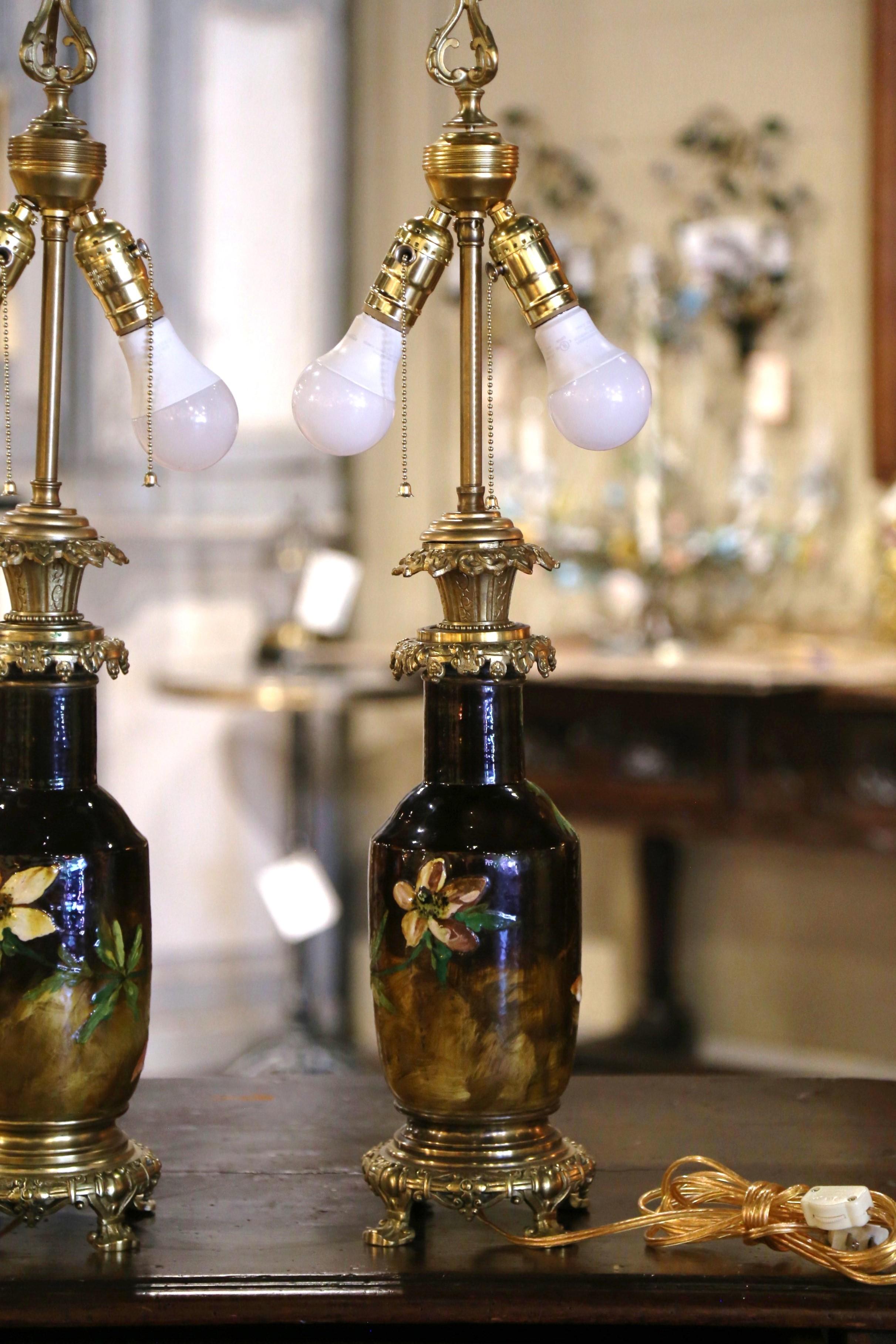 Paire de lampes de table françaises du 19ème siècle en faïence peinte et bronze de Montigny en vente 6
