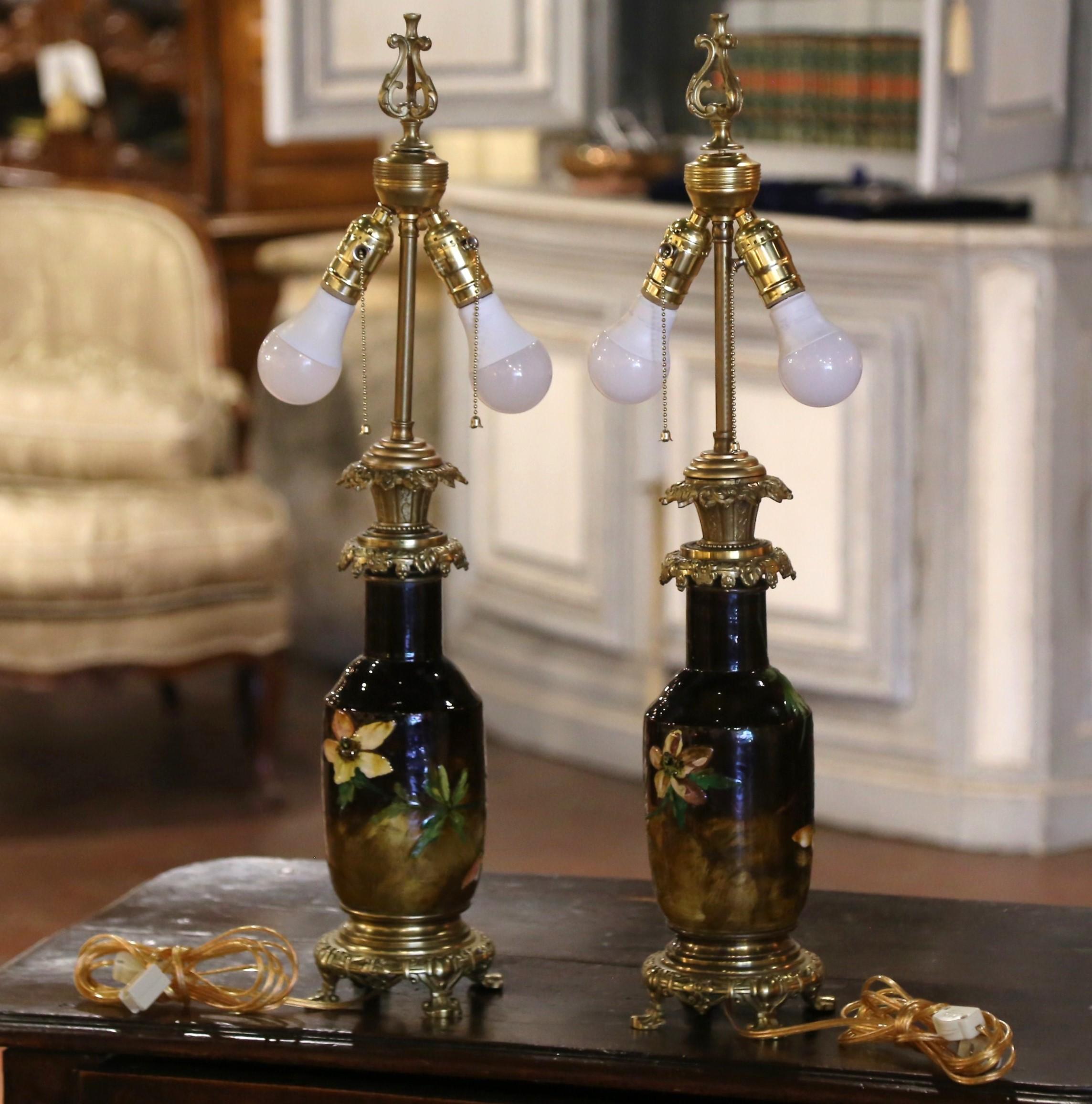 Paire de lampes de table françaises du 19ème siècle en faïence peinte et bronze de Montigny en vente 7