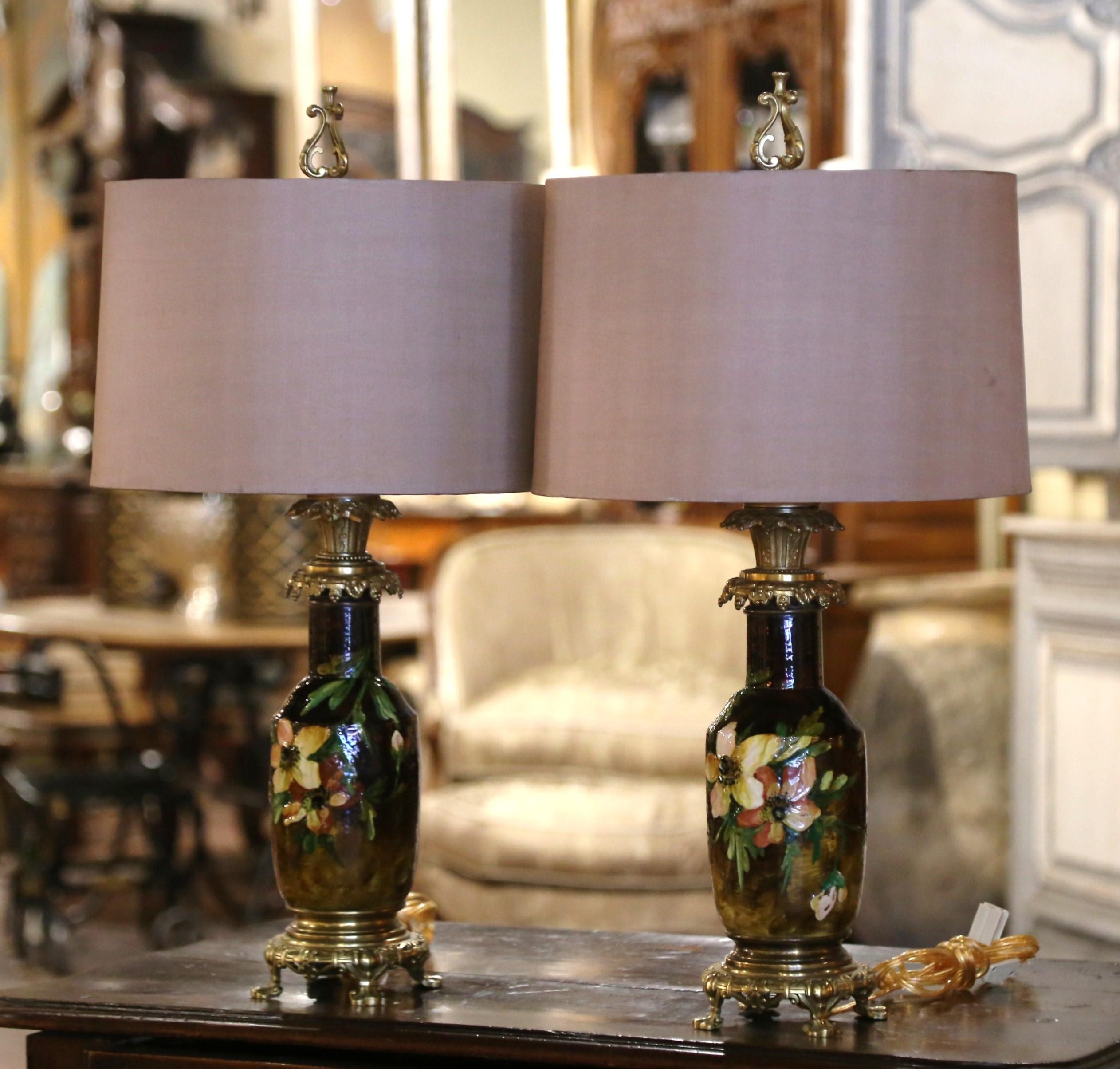 Français Paire de lampes de table françaises du 19ème siècle en faïence peinte et bronze de Montigny en vente