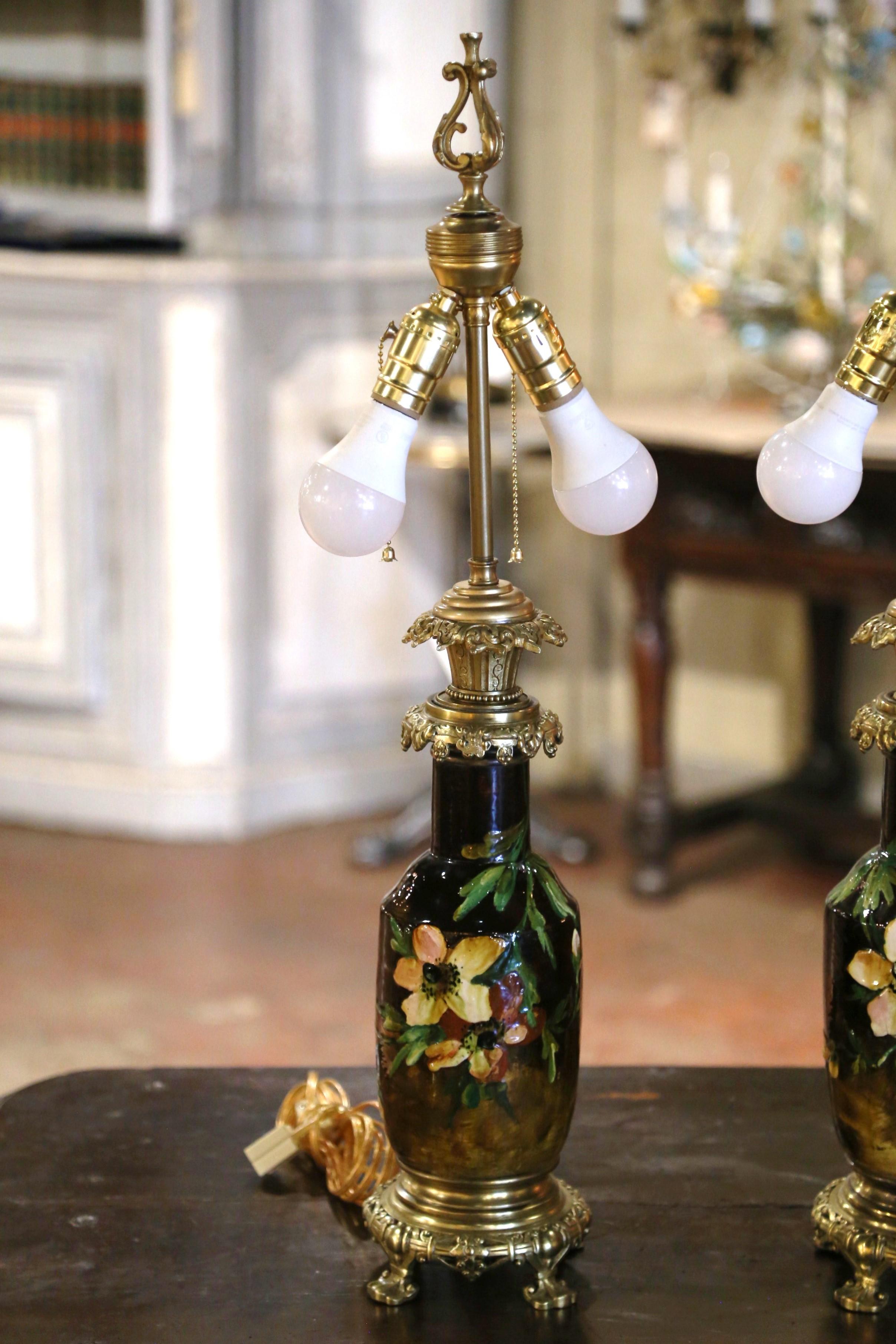 Sculpté à la main Paire de lampes de table françaises du 19ème siècle en faïence peinte et bronze de Montigny en vente