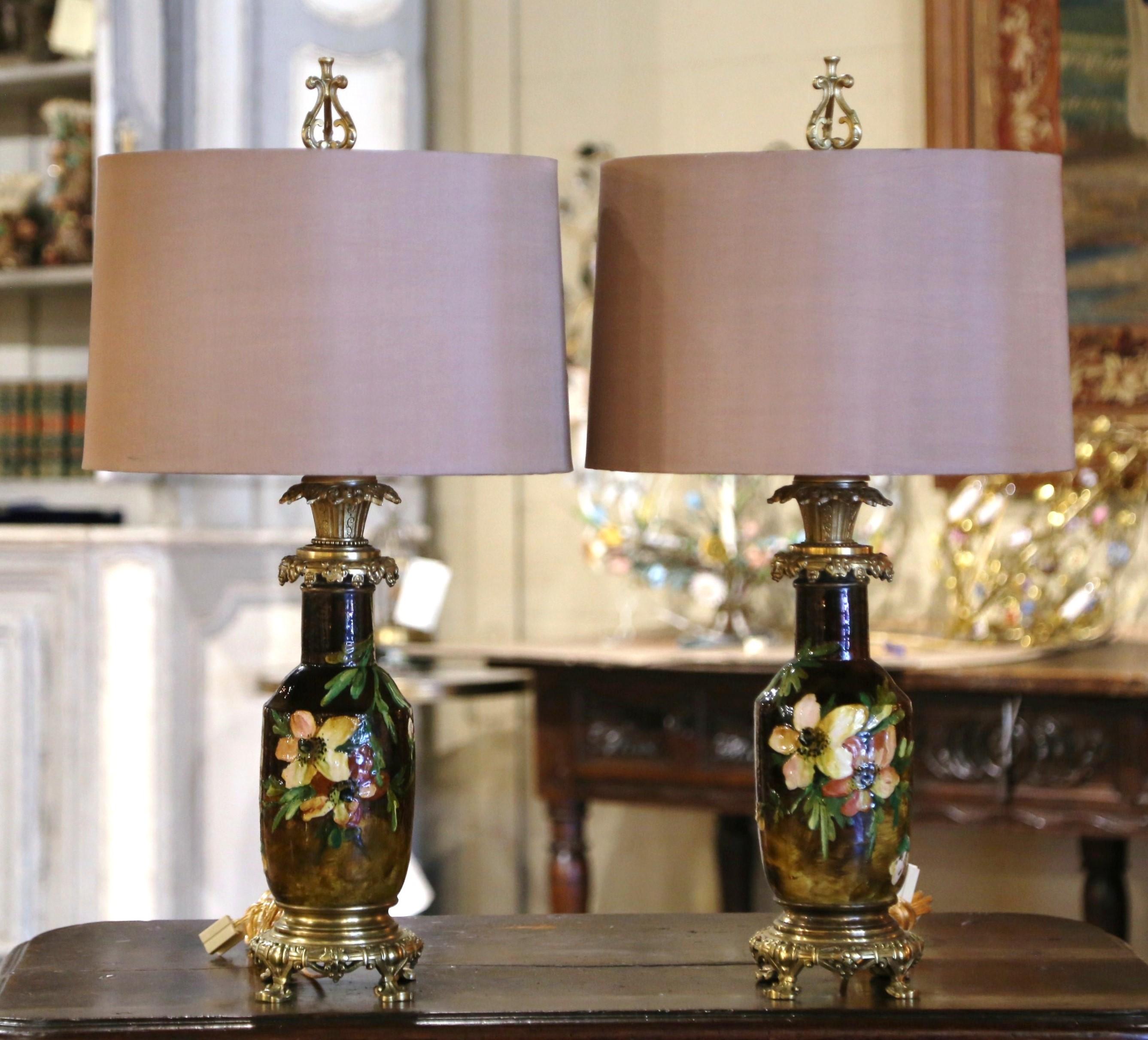 XIXe siècle Paire de lampes de table françaises du 19ème siècle en faïence peinte et bronze de Montigny en vente