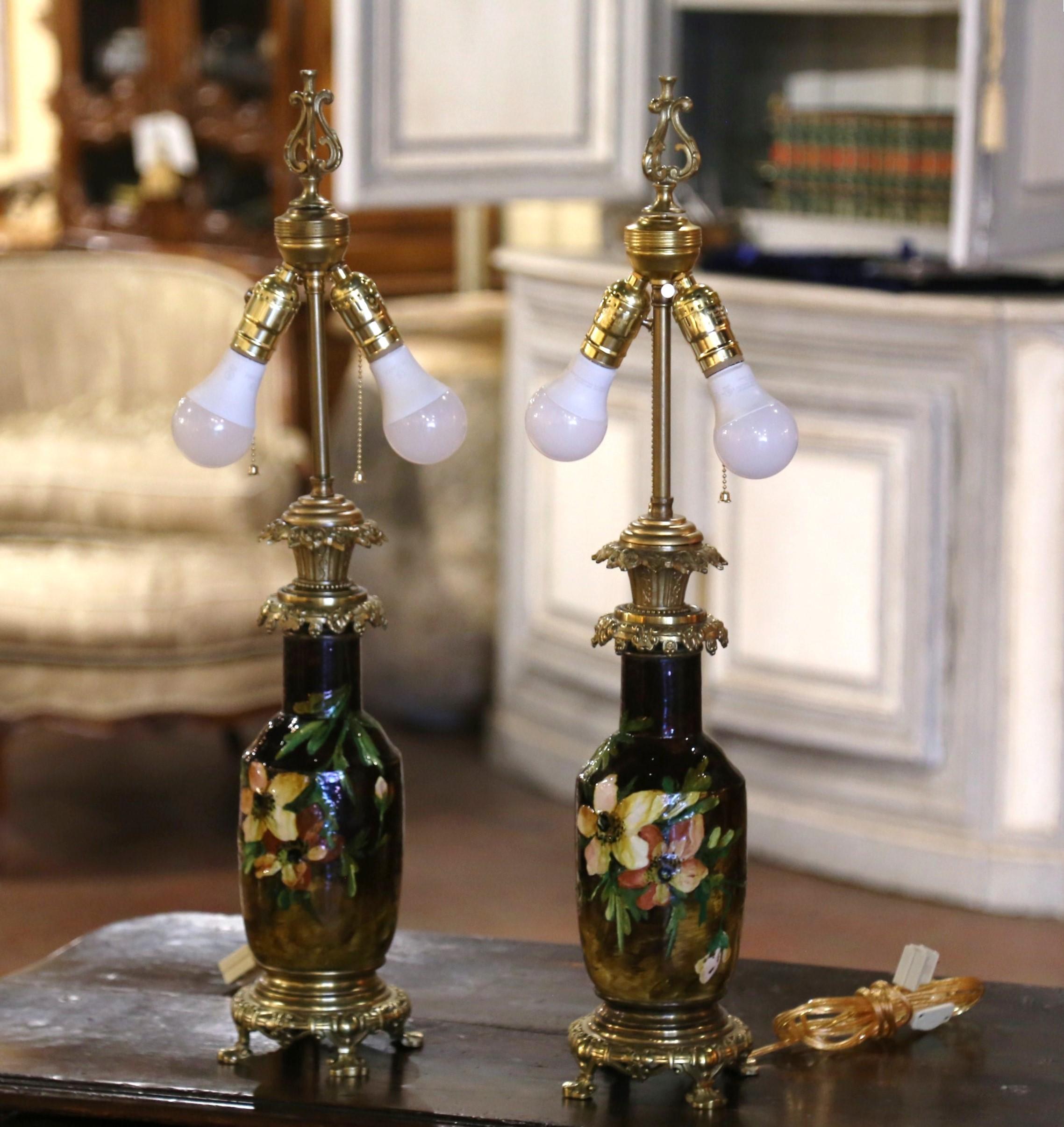 Bronze Paire de lampes de table françaises du 19ème siècle en faïence peinte et bronze de Montigny en vente