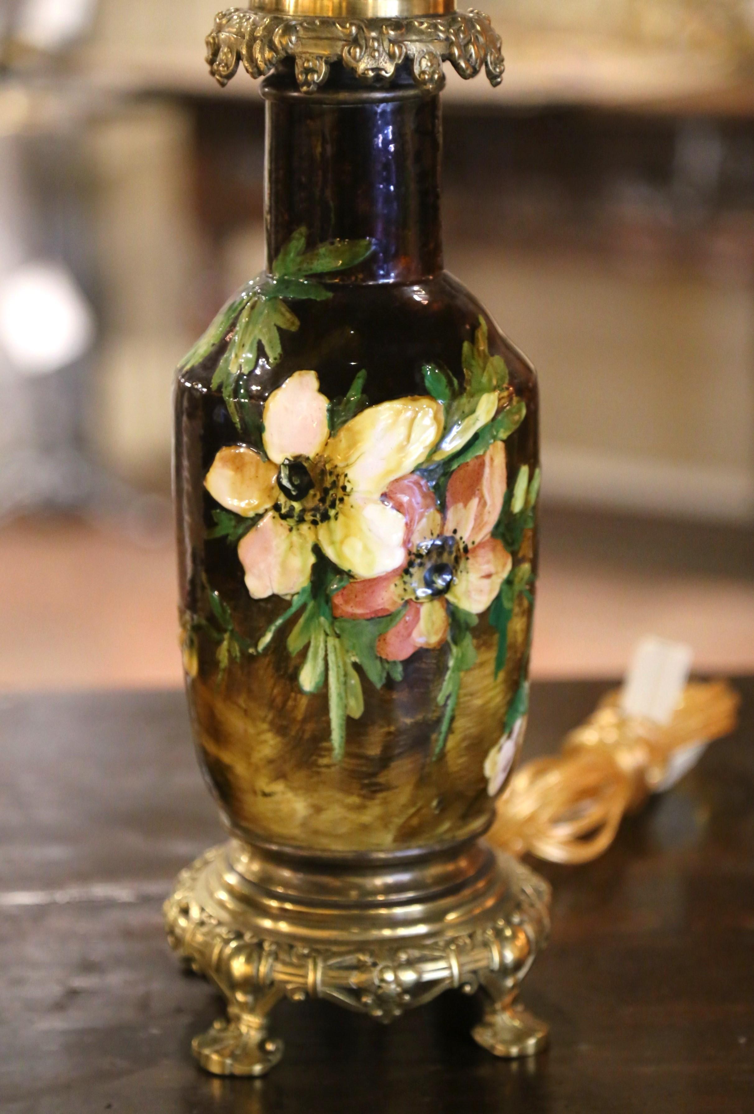 Paire de lampes de table françaises du 19ème siècle en faïence peinte et bronze de Montigny en vente 1