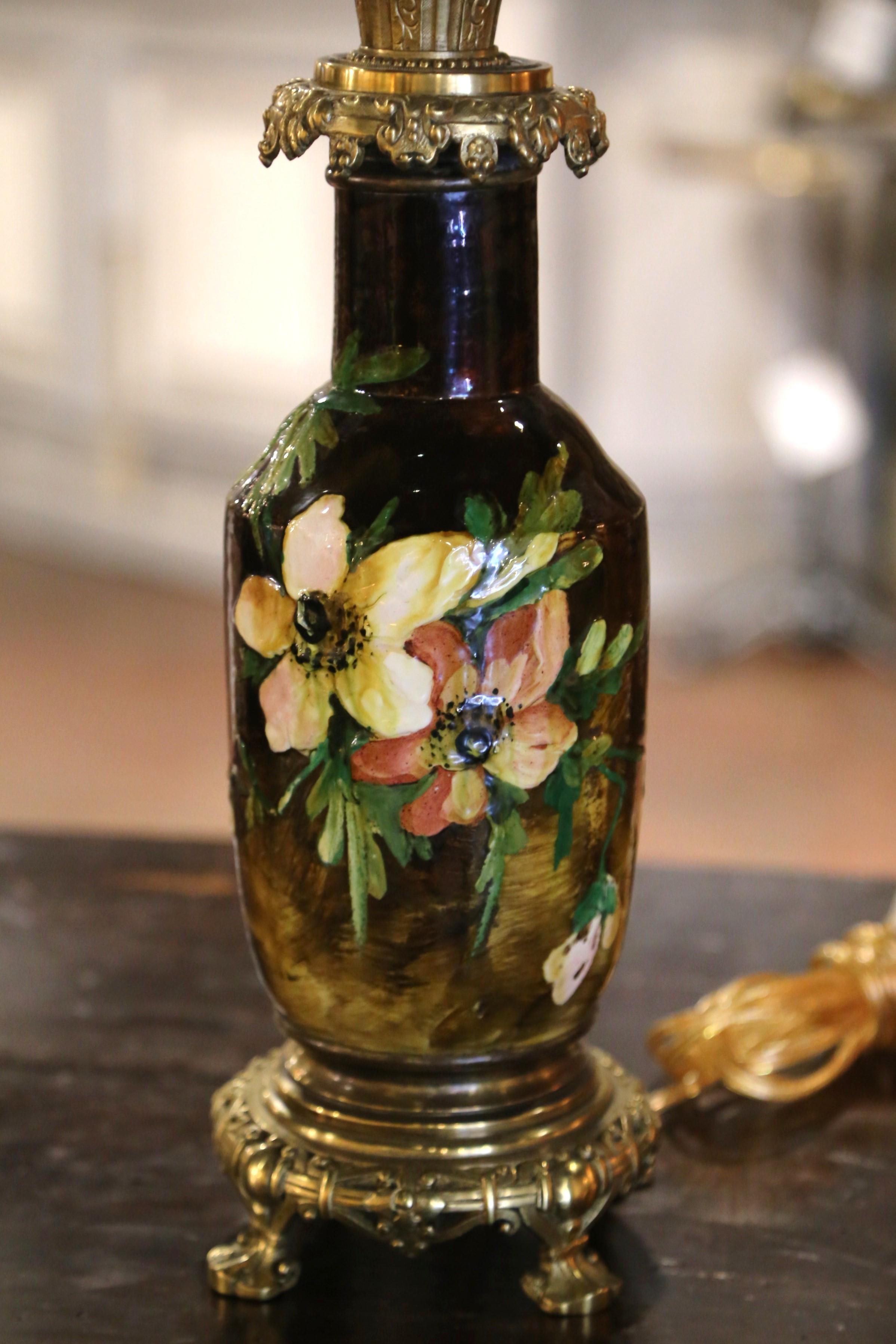 Paire de lampes de table françaises du 19ème siècle en faïence peinte et bronze de Montigny en vente 2