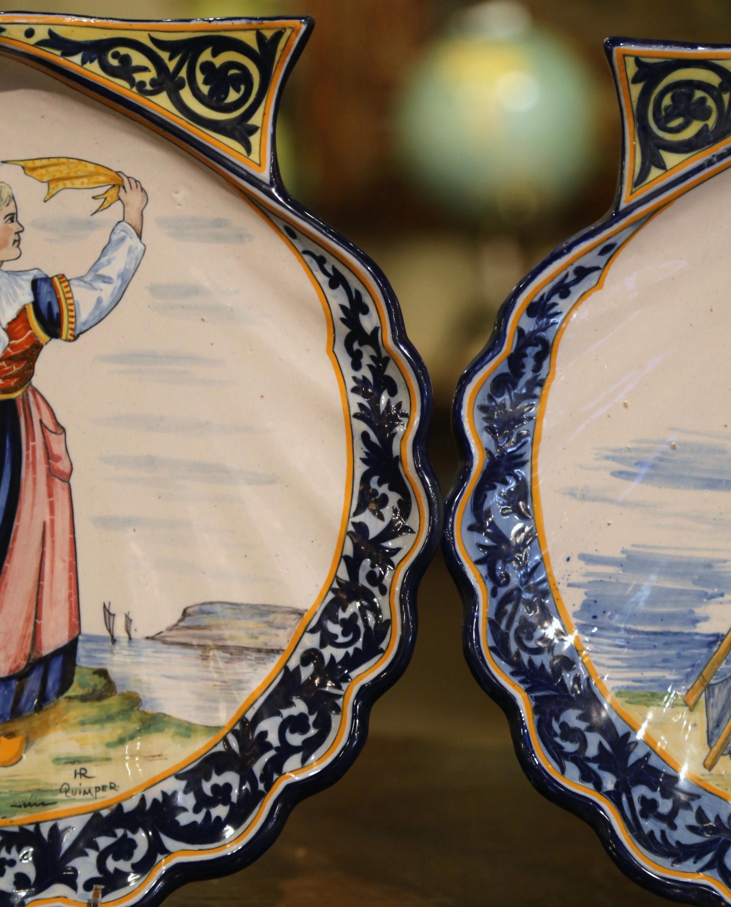 Pair 19th Century French Painted Faience Shell-Form Platters Signed HR Quimper en vente 2