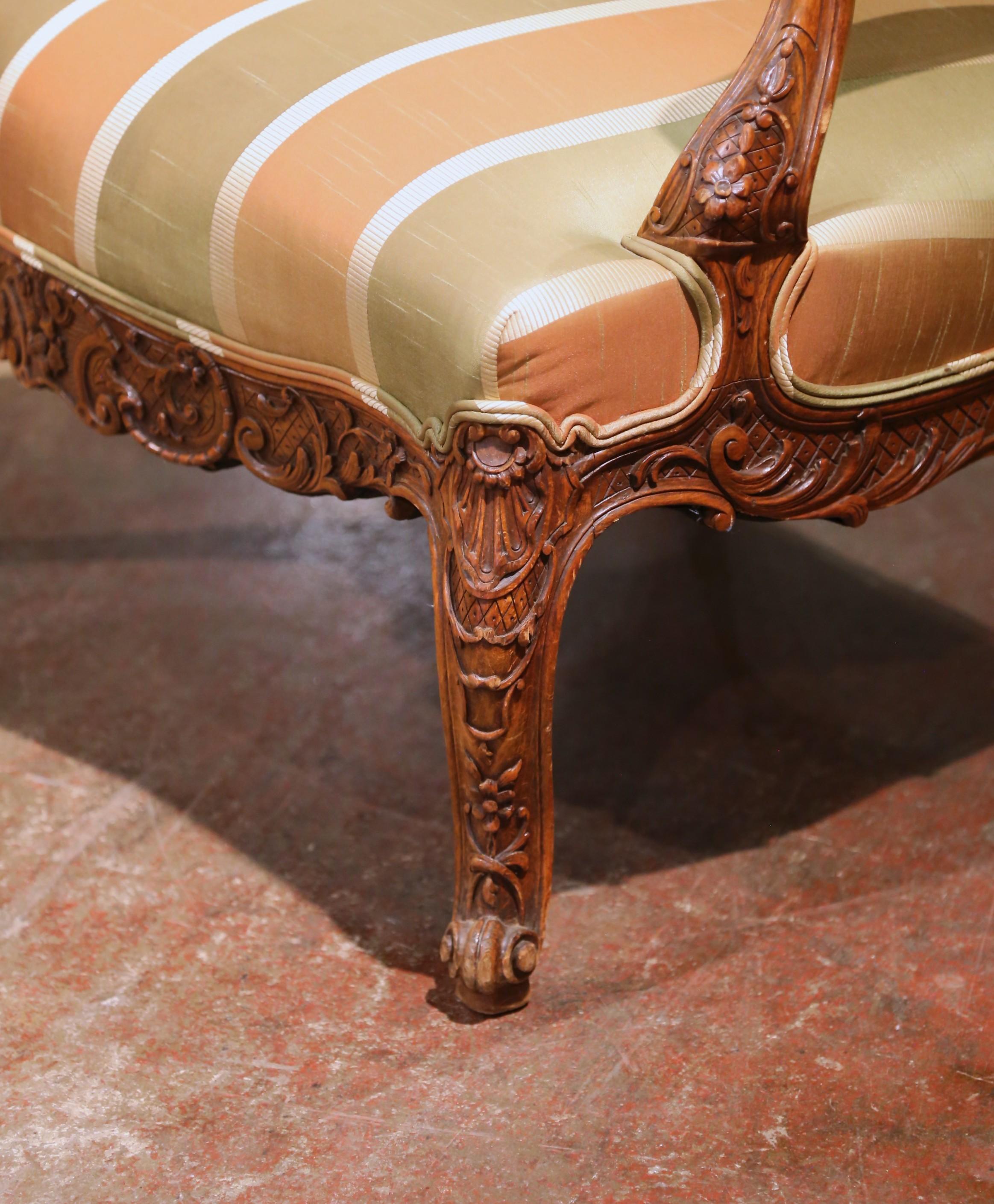 Décorez un salon, un DEN ou un bureau avec cette grande paire de fauteuils anciens à dossier en forme d'aile. Fabriqué en France vers 1880, chaque 
