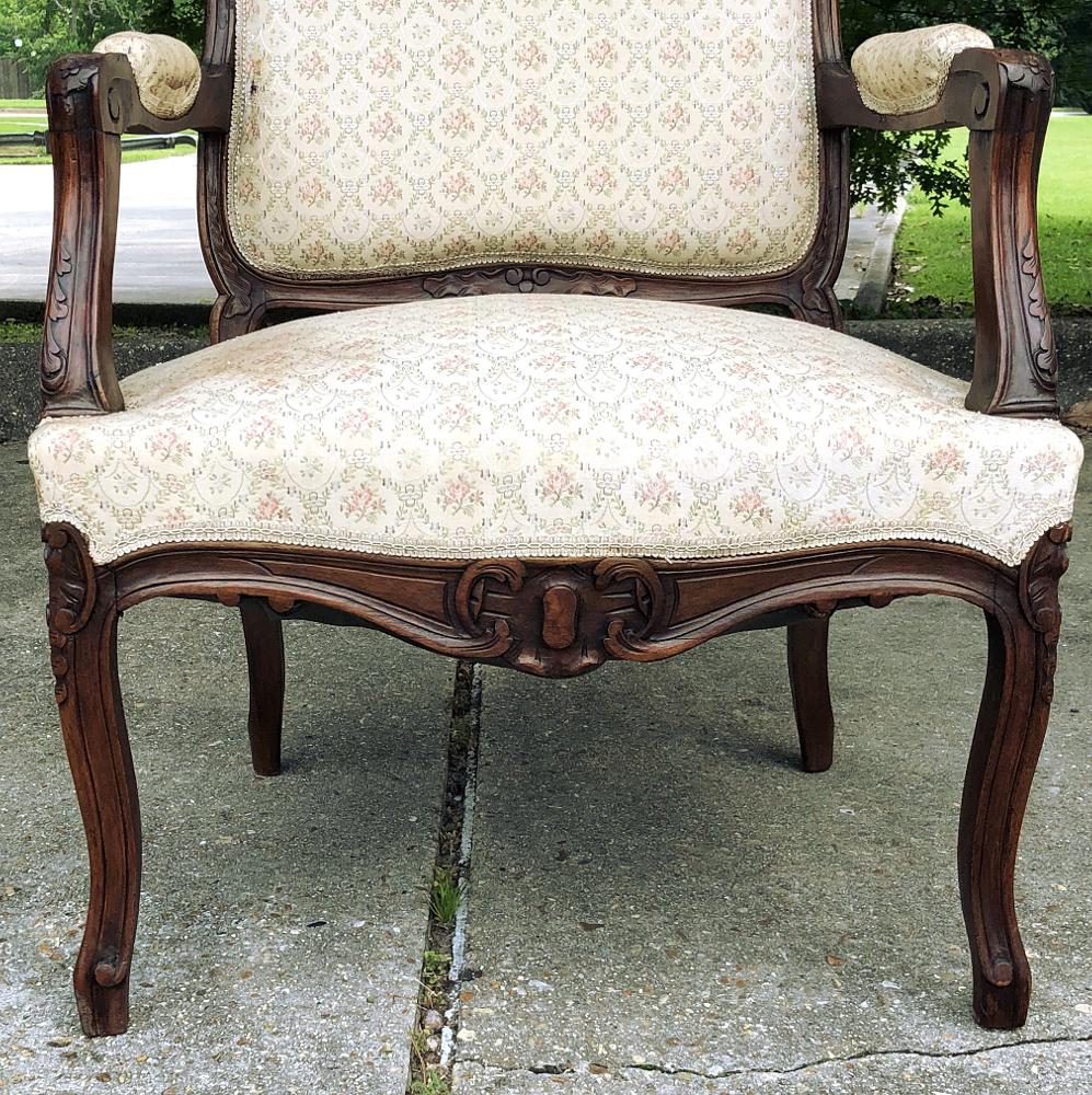 Paire de fauteuils en noyer de la Régence française du 19e siècle, Fauteuils en vente 1