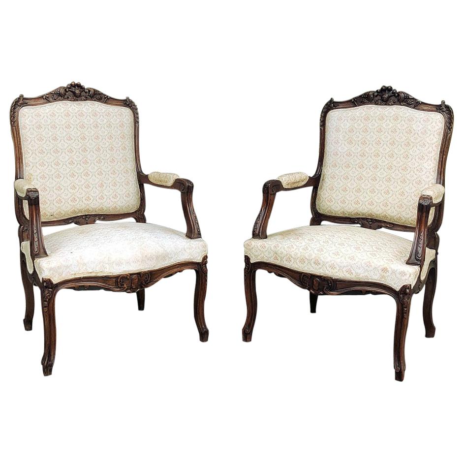 Paar französische Regence-Sessel aus Nussbaumholz, Fauteuils, 19. Jahrhundert