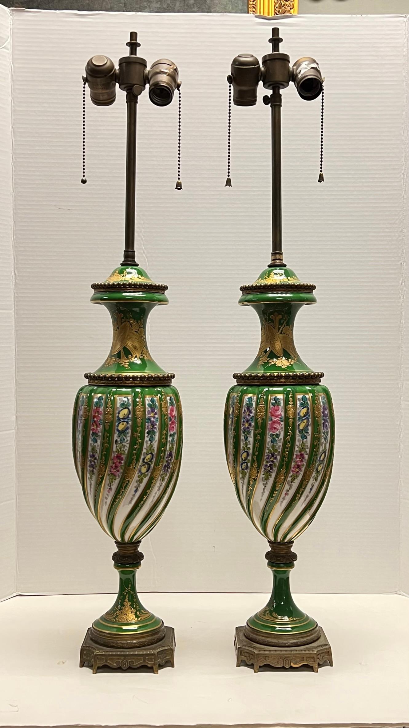 Paire de lampes de table en porcelaine peinte à motifs floraux, style Sèvres, France, 19e siècle en vente 2