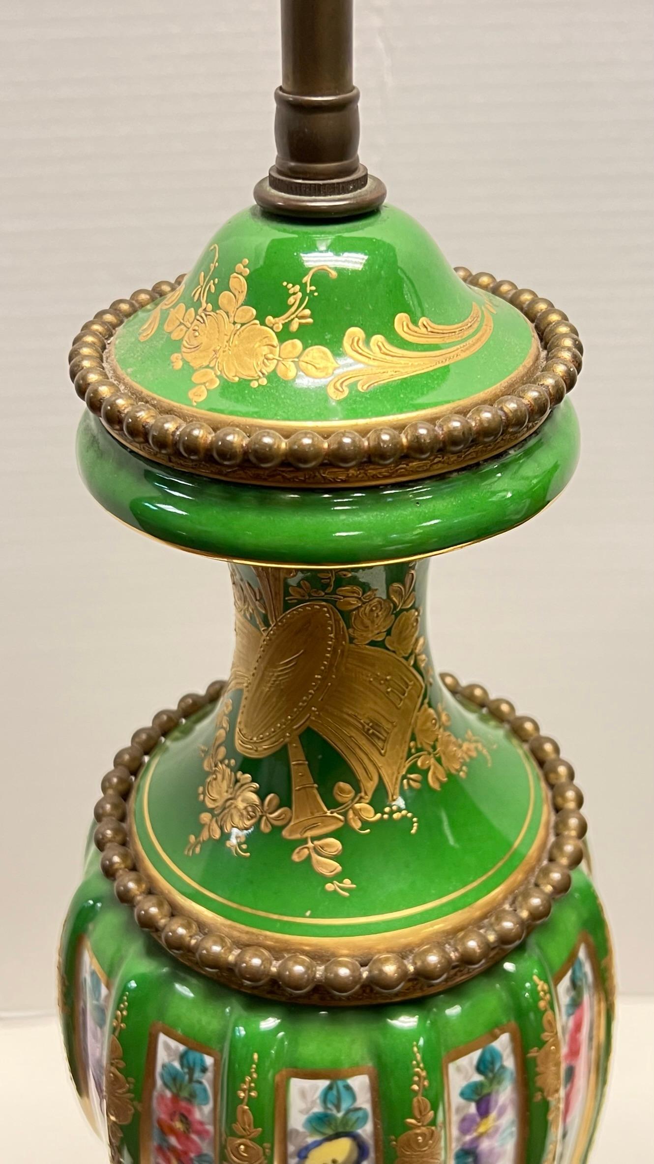 Paire de lampes de table en porcelaine peinte à motifs floraux, style Sèvres, France, 19e siècle en vente 5