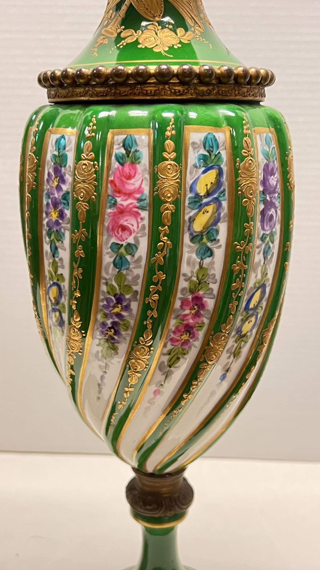 Paire de lampes de table en porcelaine peinte à motifs floraux, style Sèvres, France, 19e siècle en vente 6