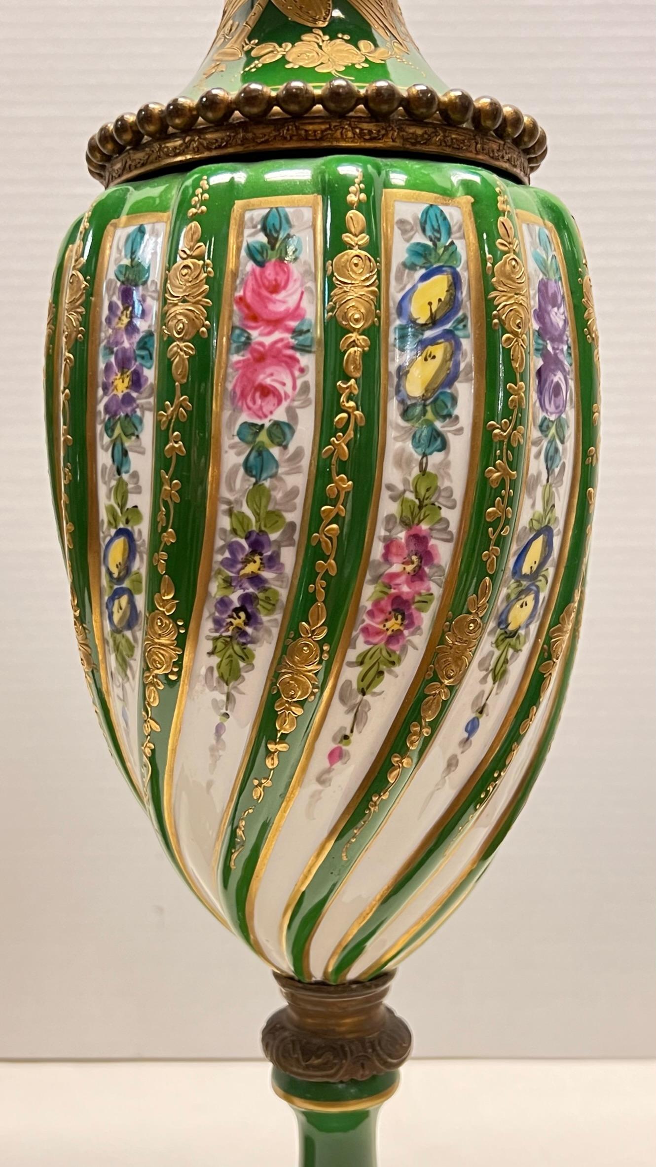 Paire de lampes de table en porcelaine peinte à motifs floraux, style Sèvres, France, 19e siècle en vente 7