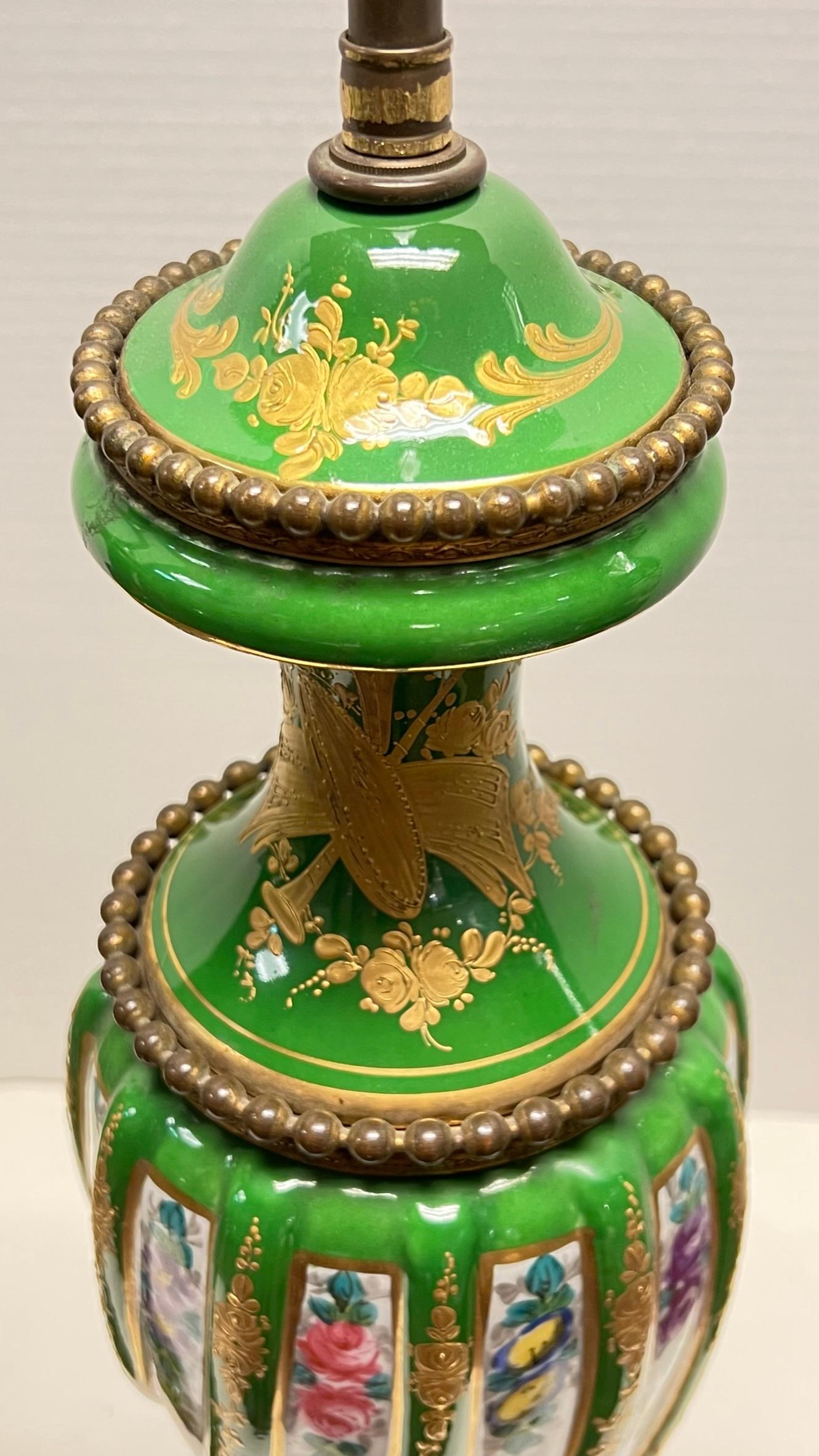 Paire de lampes de table en porcelaine peinte à motifs floraux, style Sèvres, France, 19e siècle en vente 12