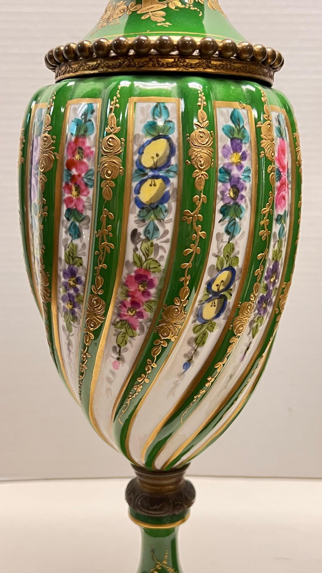 Napoléon III Paire de lampes de table en porcelaine peinte à motifs floraux, style Sèvres, France, 19e siècle en vente