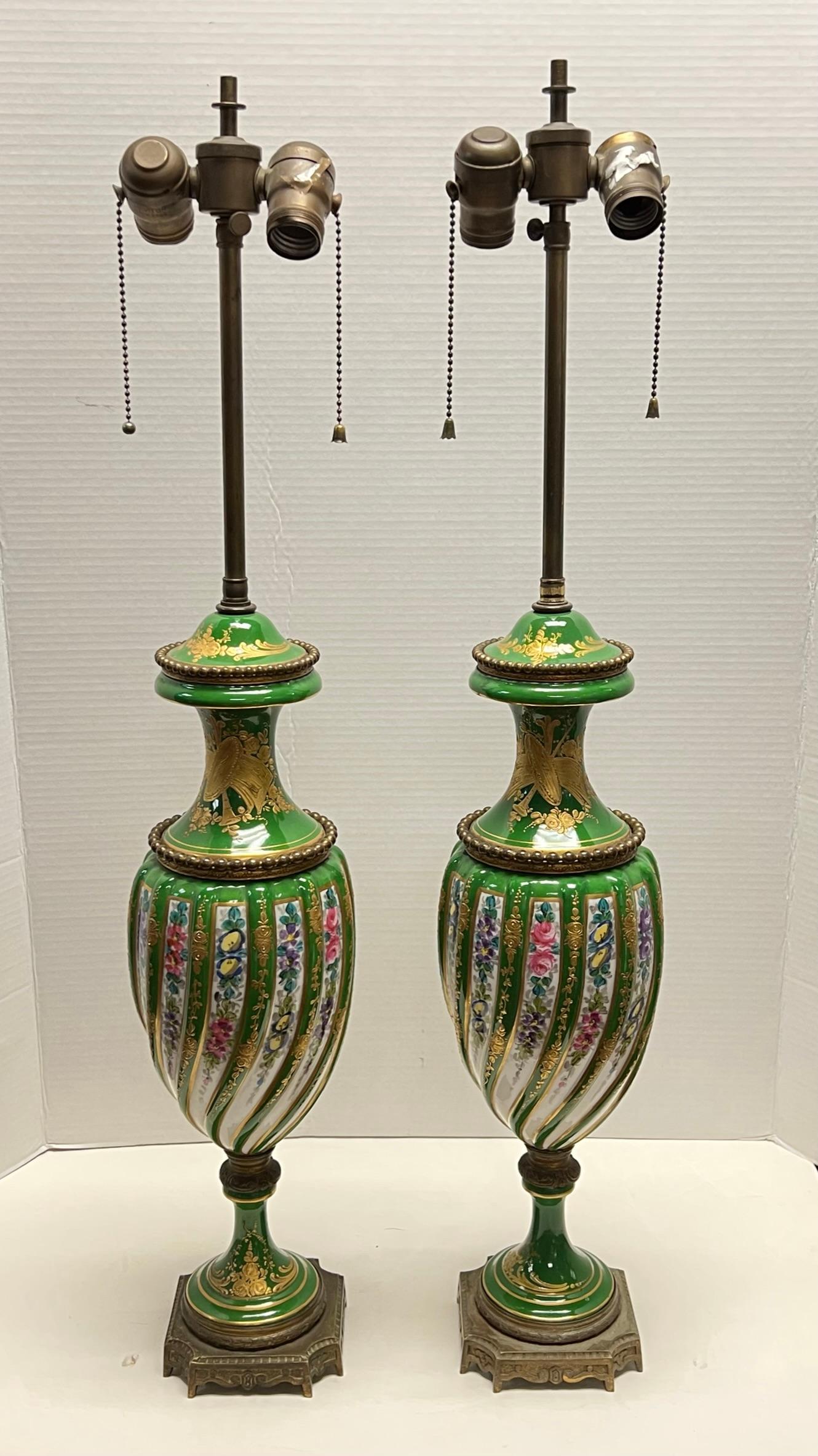 Paire de lampes de table en porcelaine peinte à motifs floraux, style Sèvres, France, 19e siècle Bon état - En vente à New York, NY