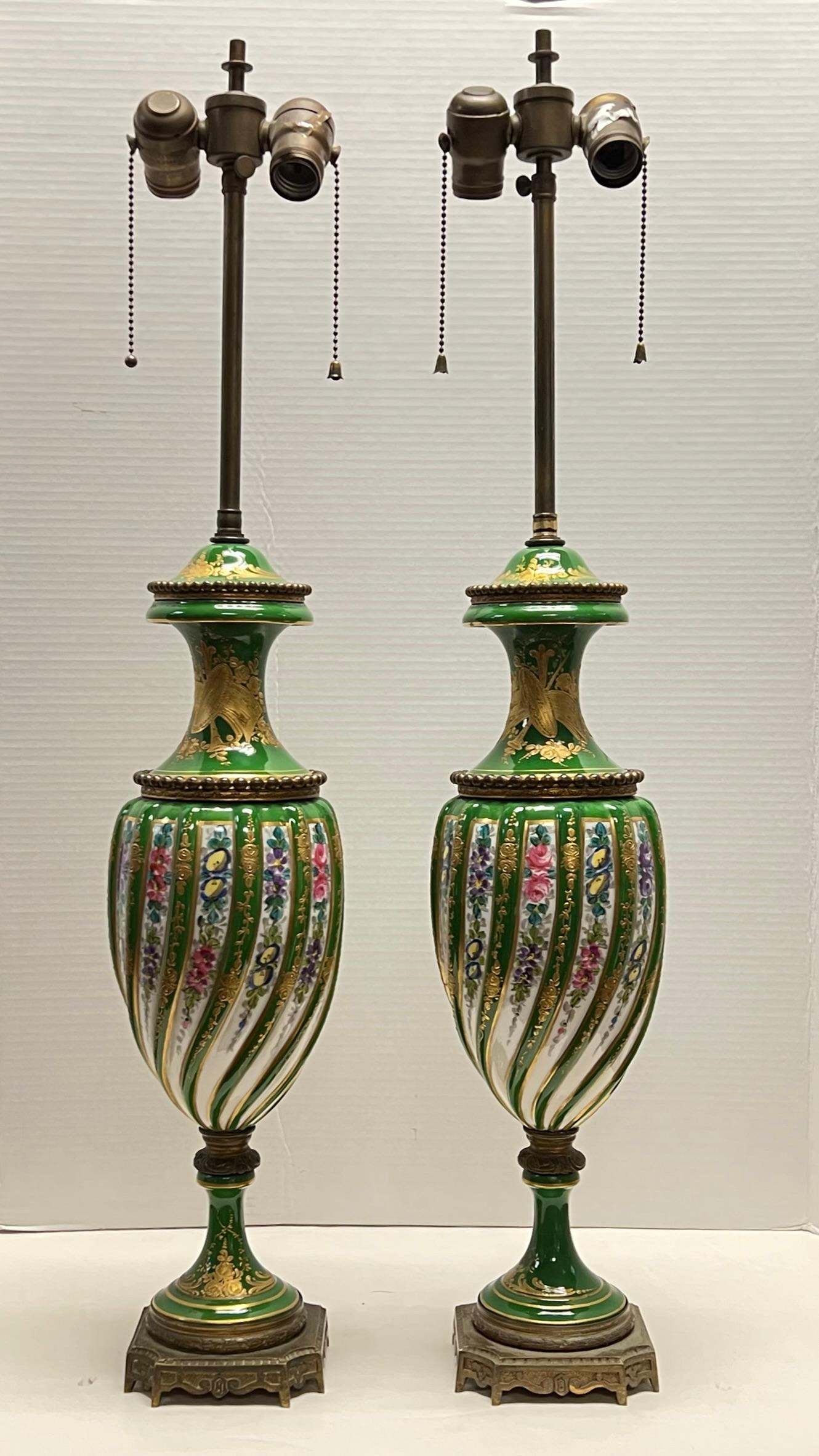 XIXe siècle Paire de lampes de table en porcelaine peinte à motifs floraux, style Sèvres, France, 19e siècle en vente