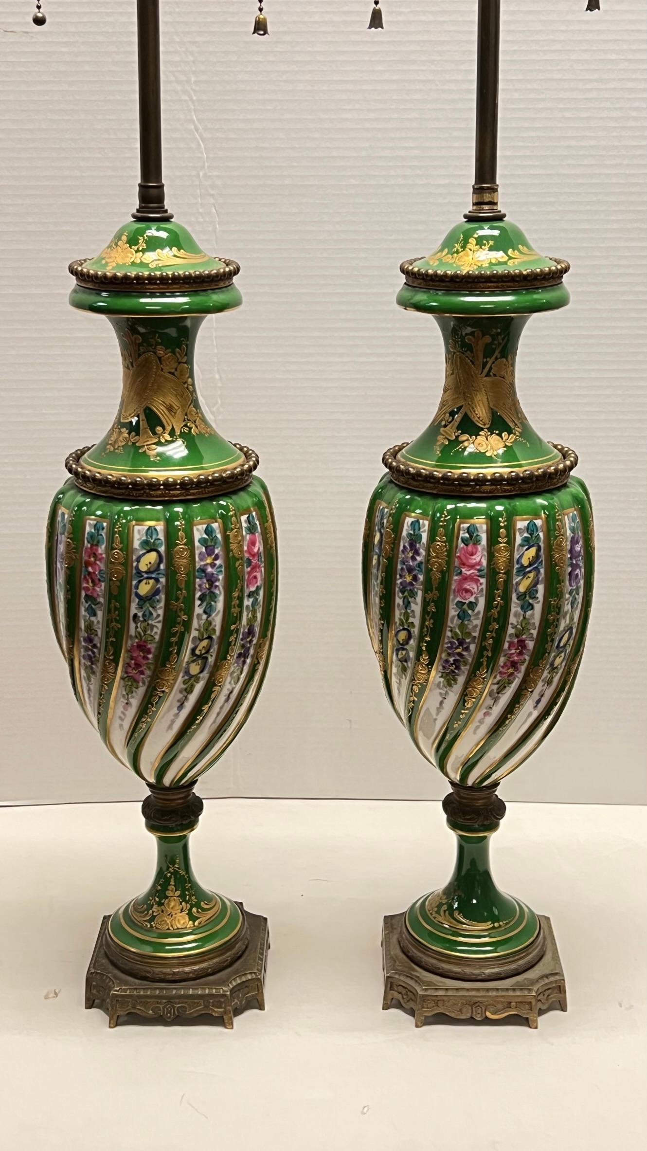 Bronze Paire de lampes de table en porcelaine peinte à motifs floraux, style Sèvres, France, 19e siècle en vente
