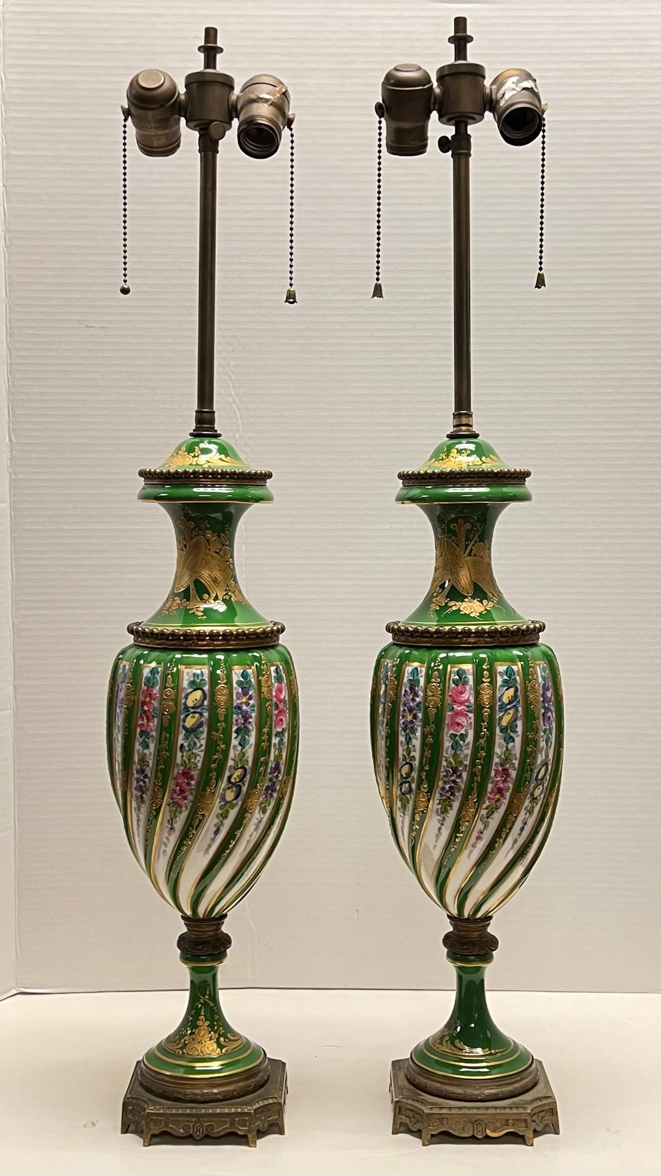 Paire de lampes de table en porcelaine peinte à motifs floraux, style Sèvres, France, 19e siècle en vente 1