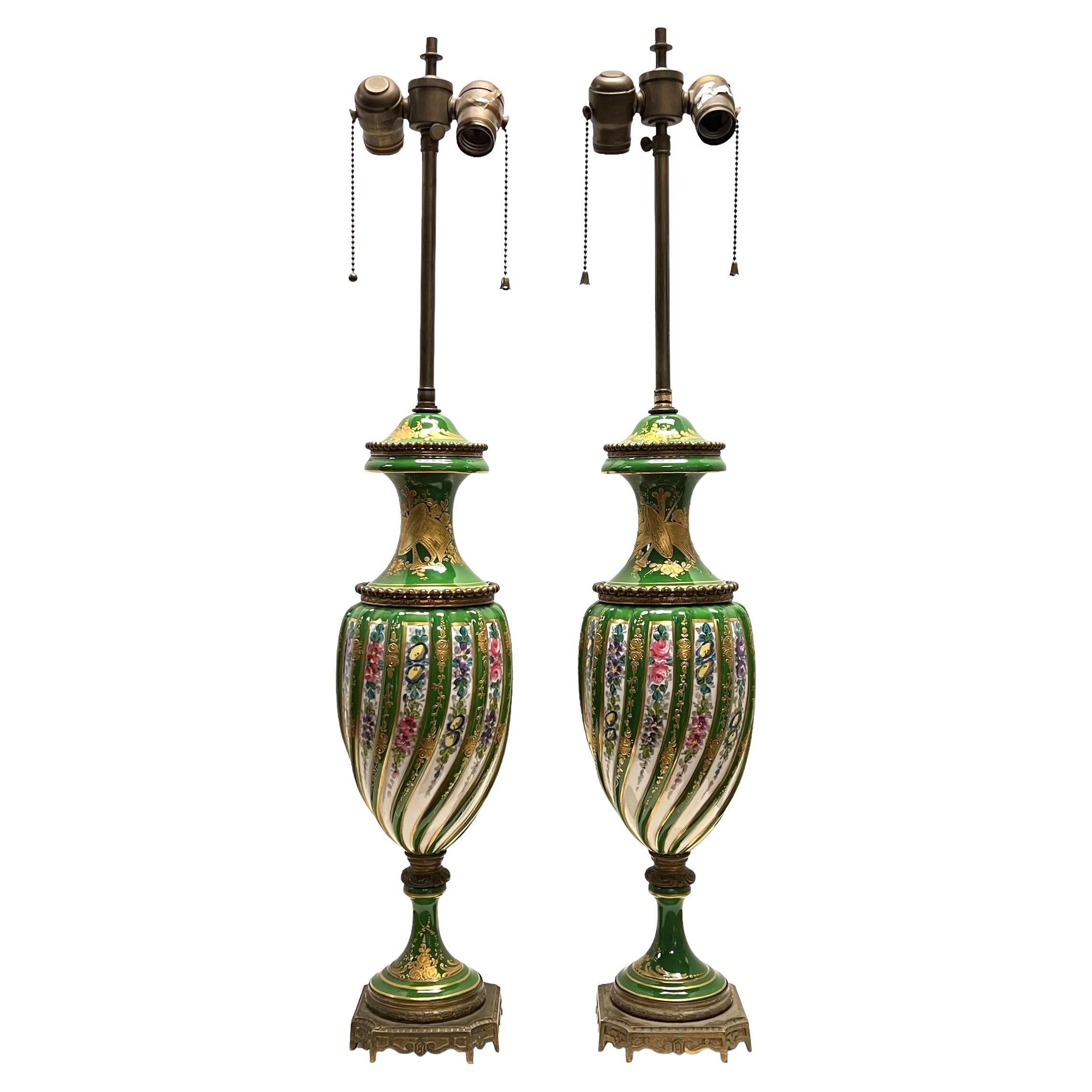 Paire de lampes de table en porcelaine peinte à motifs floraux, style Sèvres, France, 19e siècle