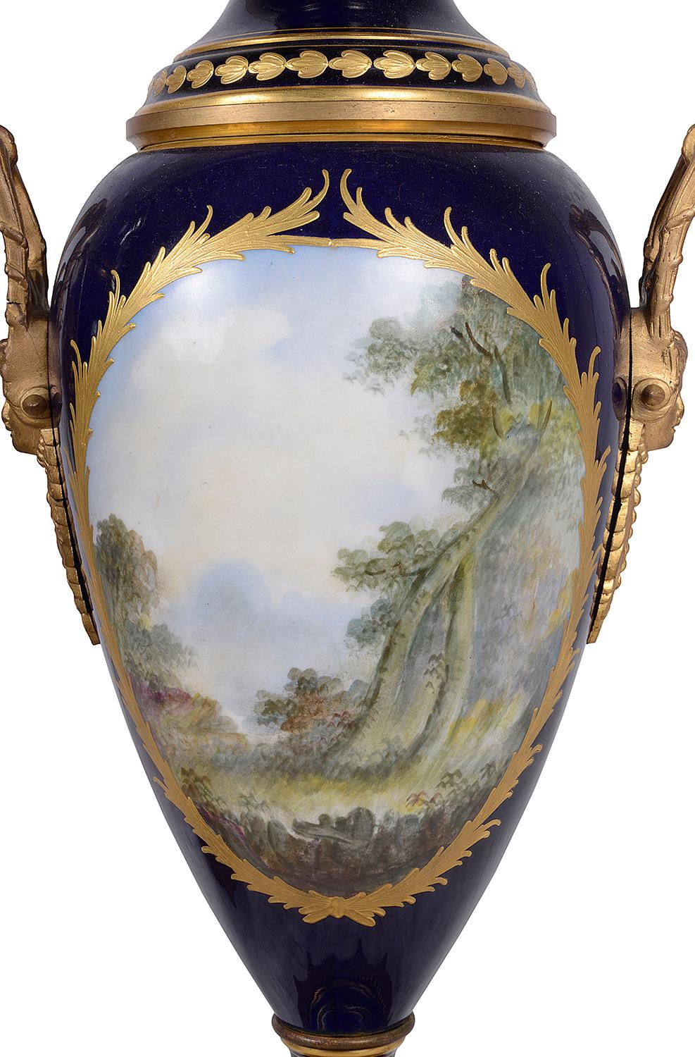 Coppia di vasi in porcellana francese del XIX secolo in stile Sevres in vendita 4