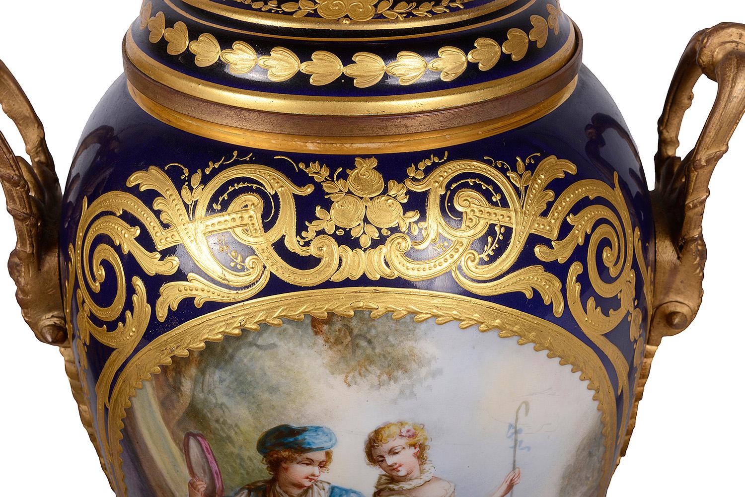 Paar französische Porzellanvasen im Sevres-Stil des 19. Jahrhunderts (Louis XVI.) im Angebot