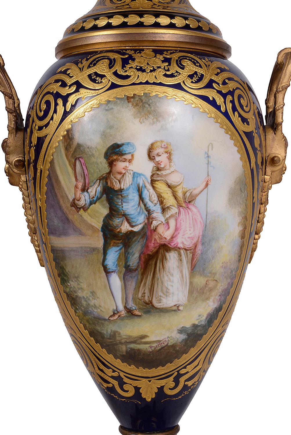 Paar französische Porzellanvasen im Sevres-Stil des 19. Jahrhunderts (Handbemalt) im Angebot
