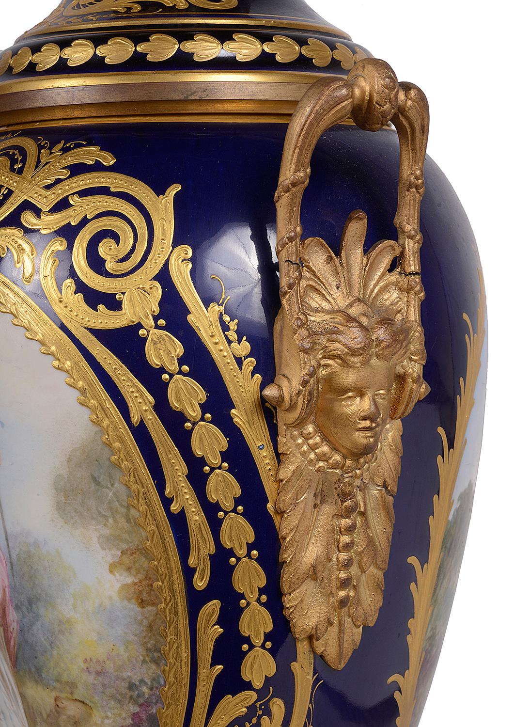 Coppia di vasi in porcellana francese del XIX secolo in stile Sevres in vendita 2
