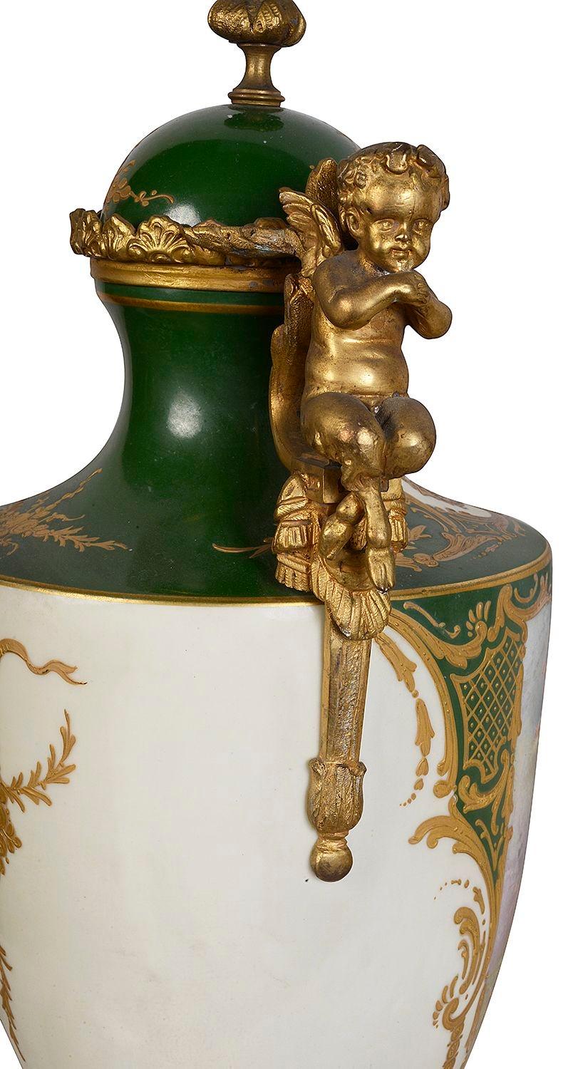 Porcellana Coppia di vasi francesi del XIX secolo in stile Sèvres. in vendita