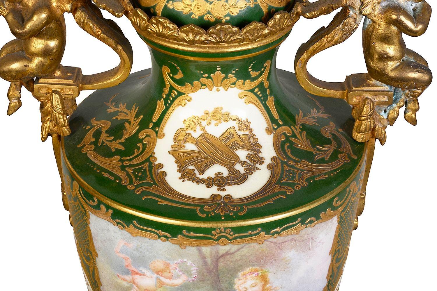 Coppia di vasi francesi del XIX secolo in stile Sèvres. in vendita 1