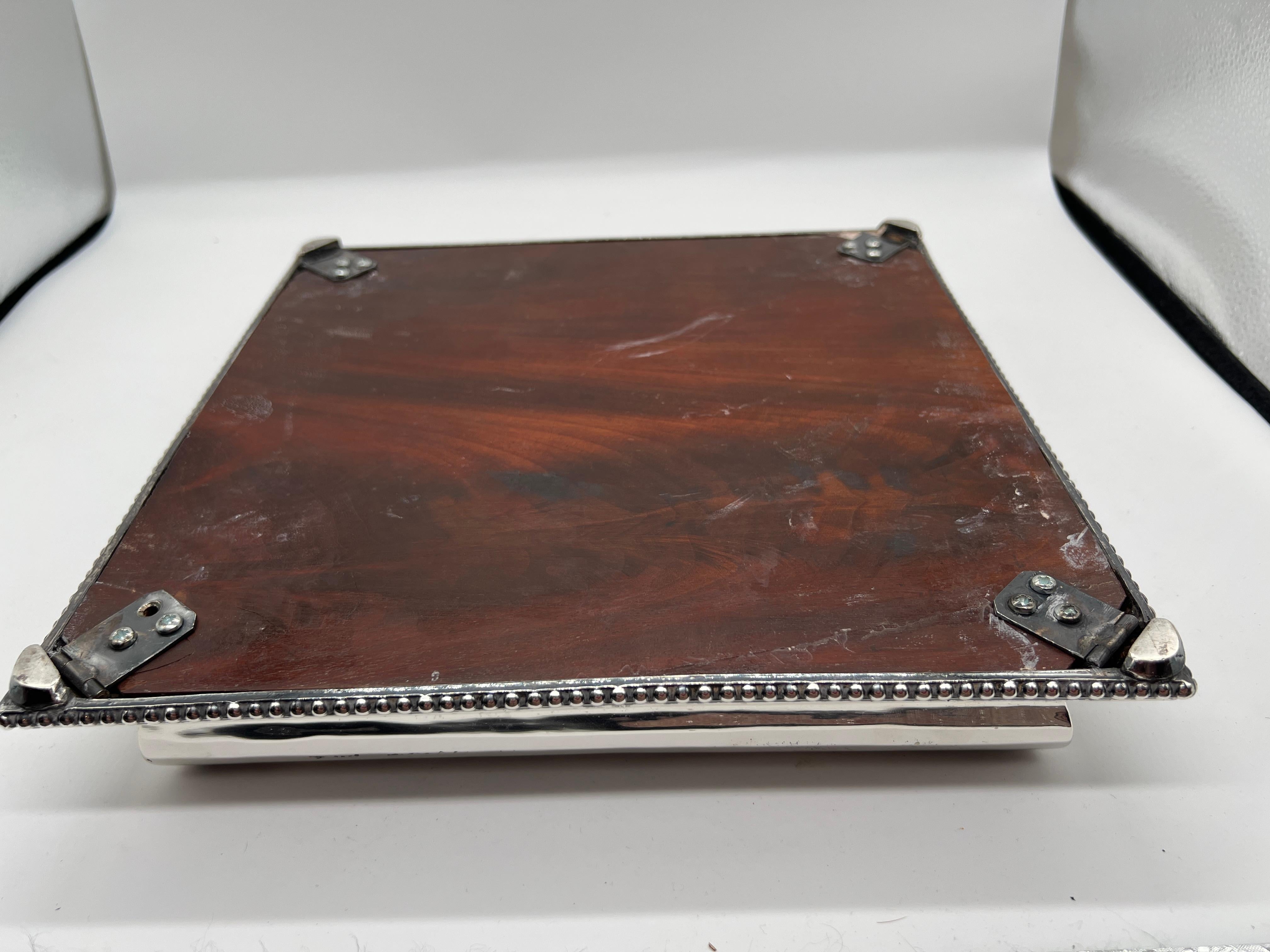 Paire de plateaux carrés à miroir en argent et en acajou du XIXe siècle en vente 6