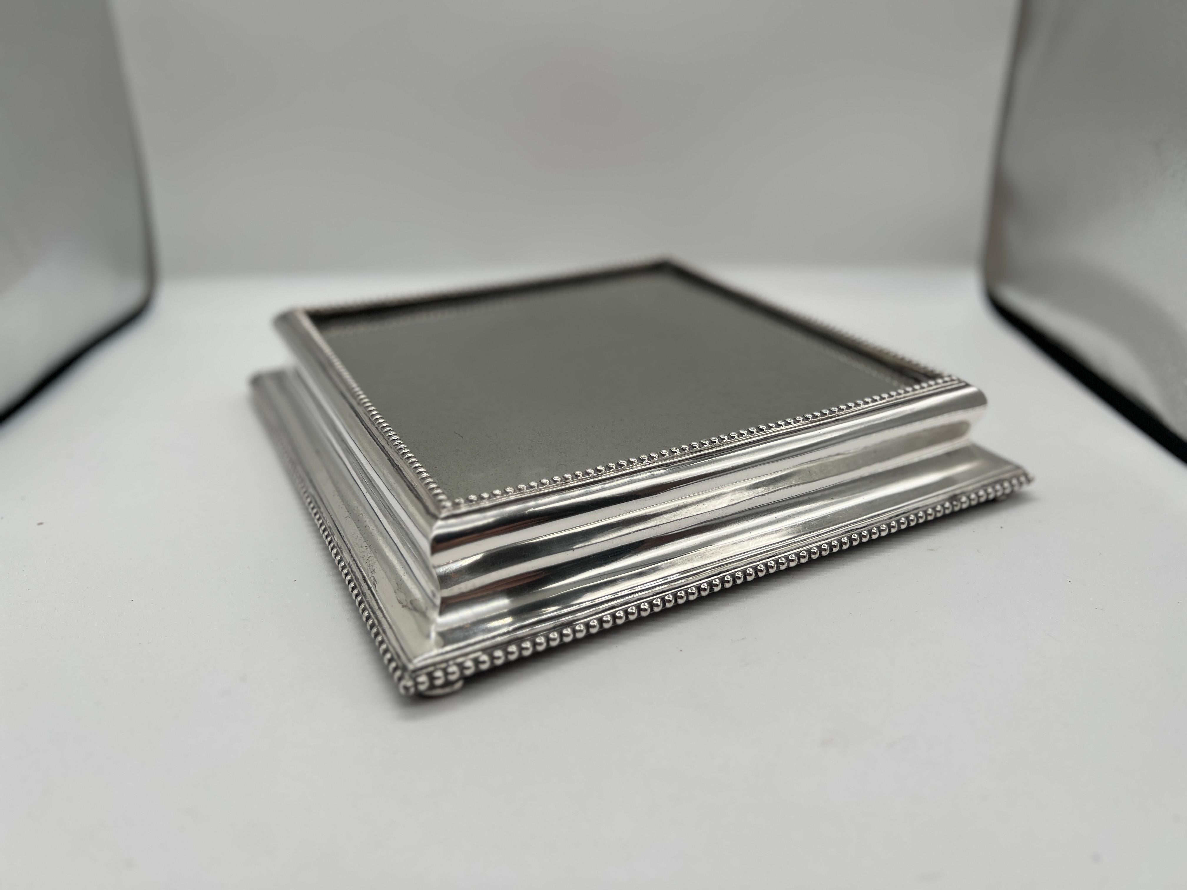Français, 19e siècle.

Il est rare qu'un plateau carré arrive sur le marché, mais voici une PAIRE ! 

Avec cette exquise paire de plateaux à miroirs en argent et en acajou datant du XIXe siècle. Ces pièces élégantes sont dotées d'un remarquable