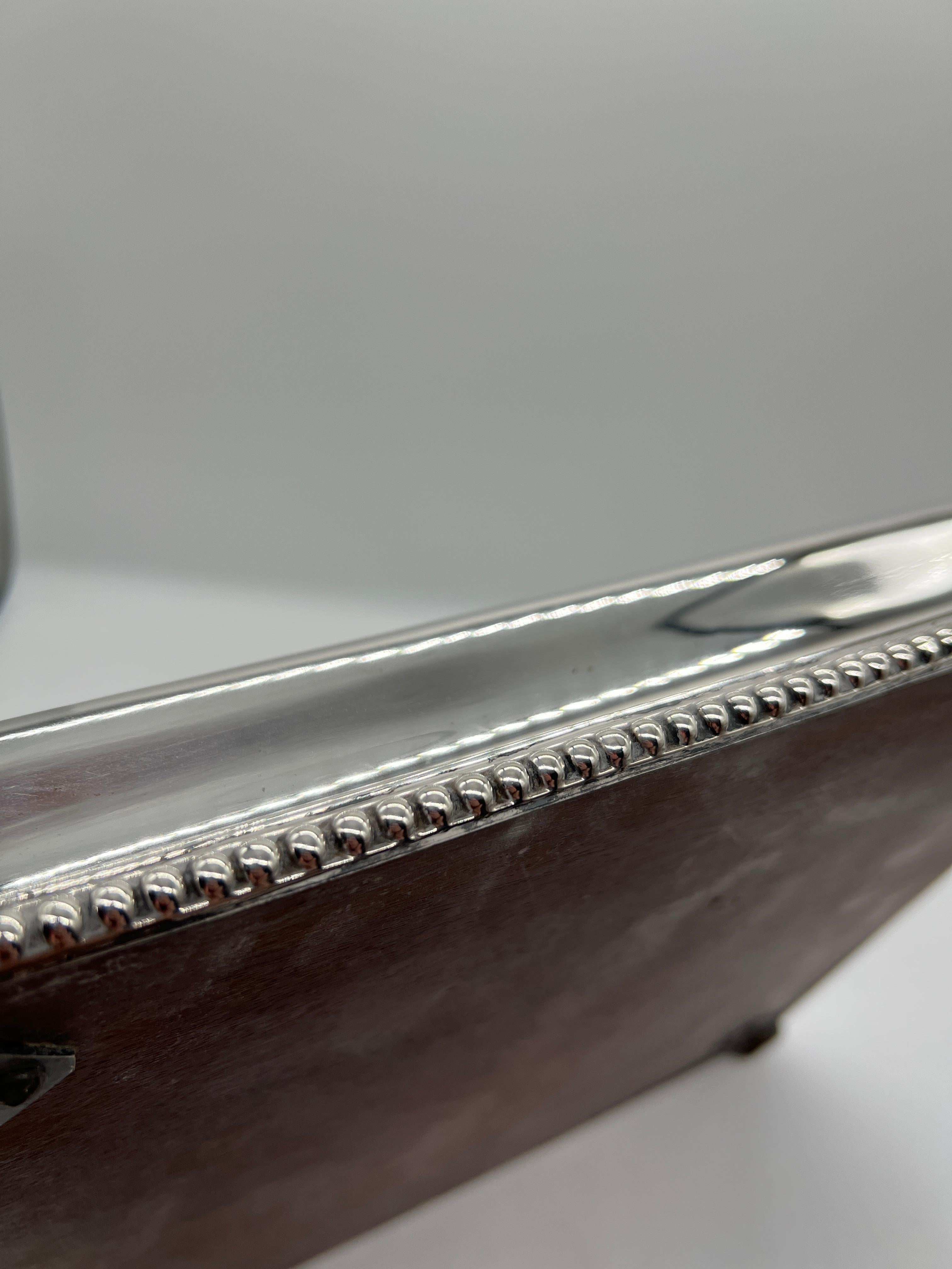 Français Paire de plateaux carrés à miroir en argent et en acajou du XIXe siècle en vente