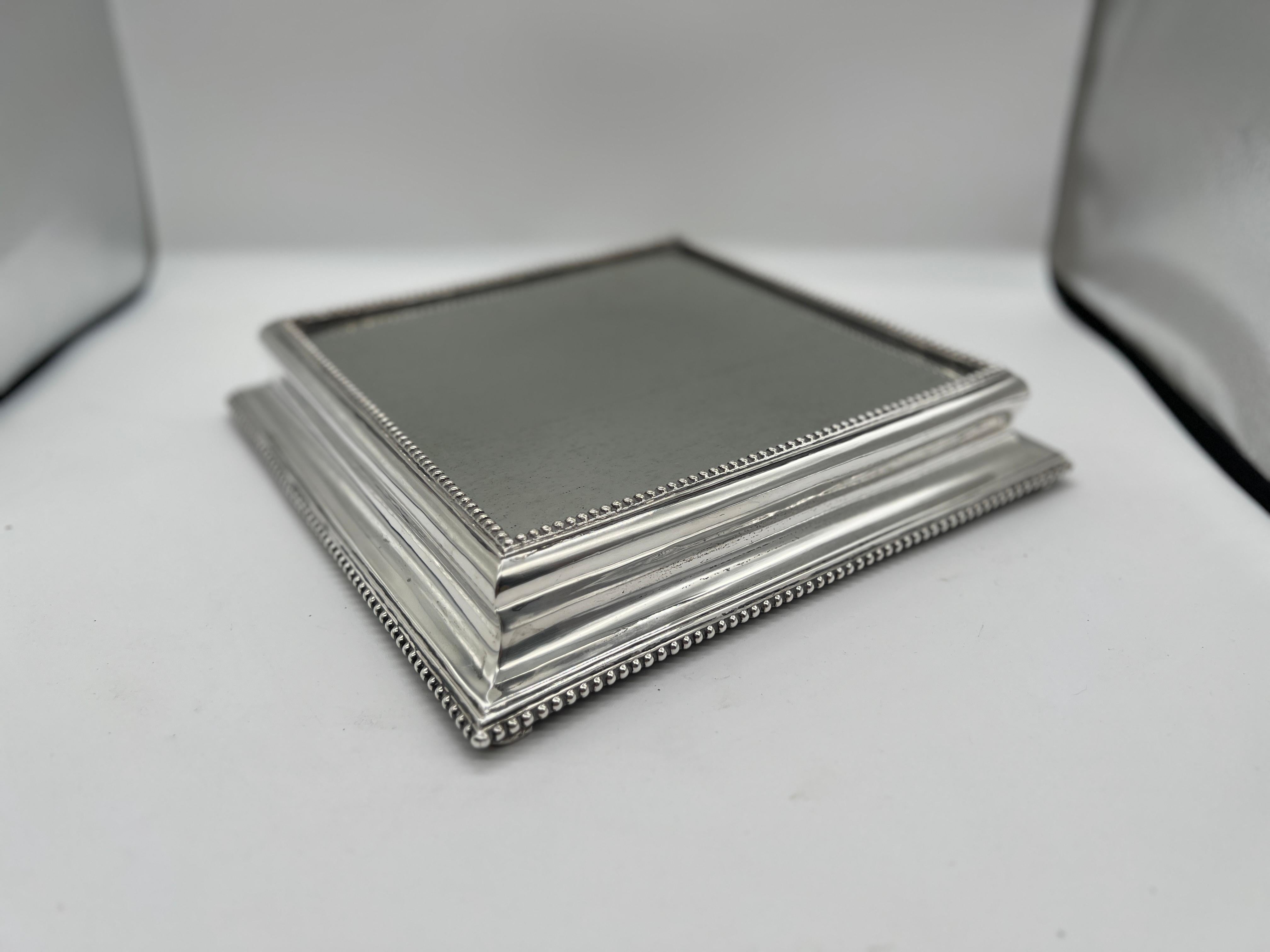Paire de plateaux carrés à miroir en argent et en acajou du XIXe siècle en vente 1