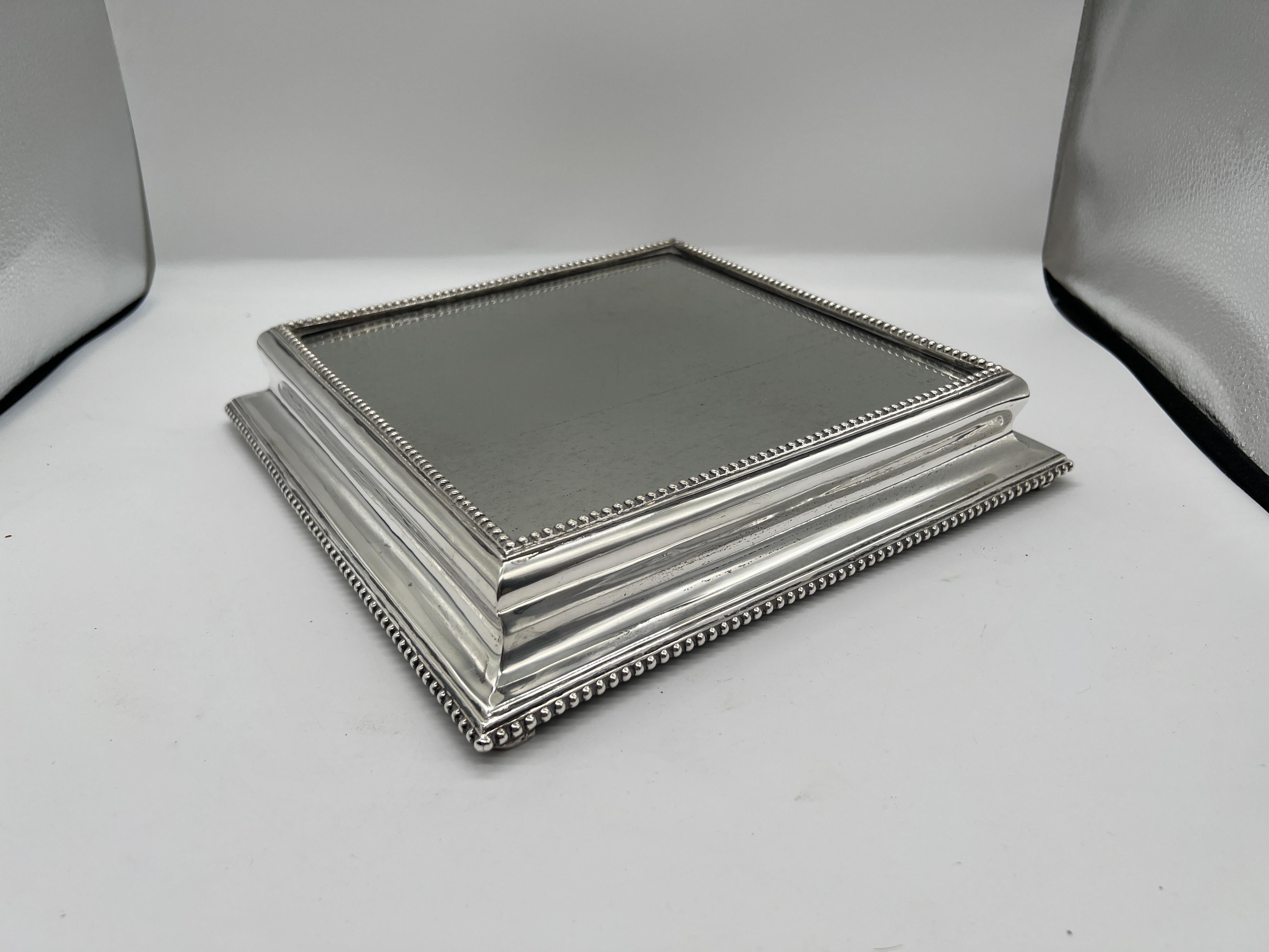 Paire de plateaux carrés à miroir en argent et en acajou du XIXe siècle en vente 2