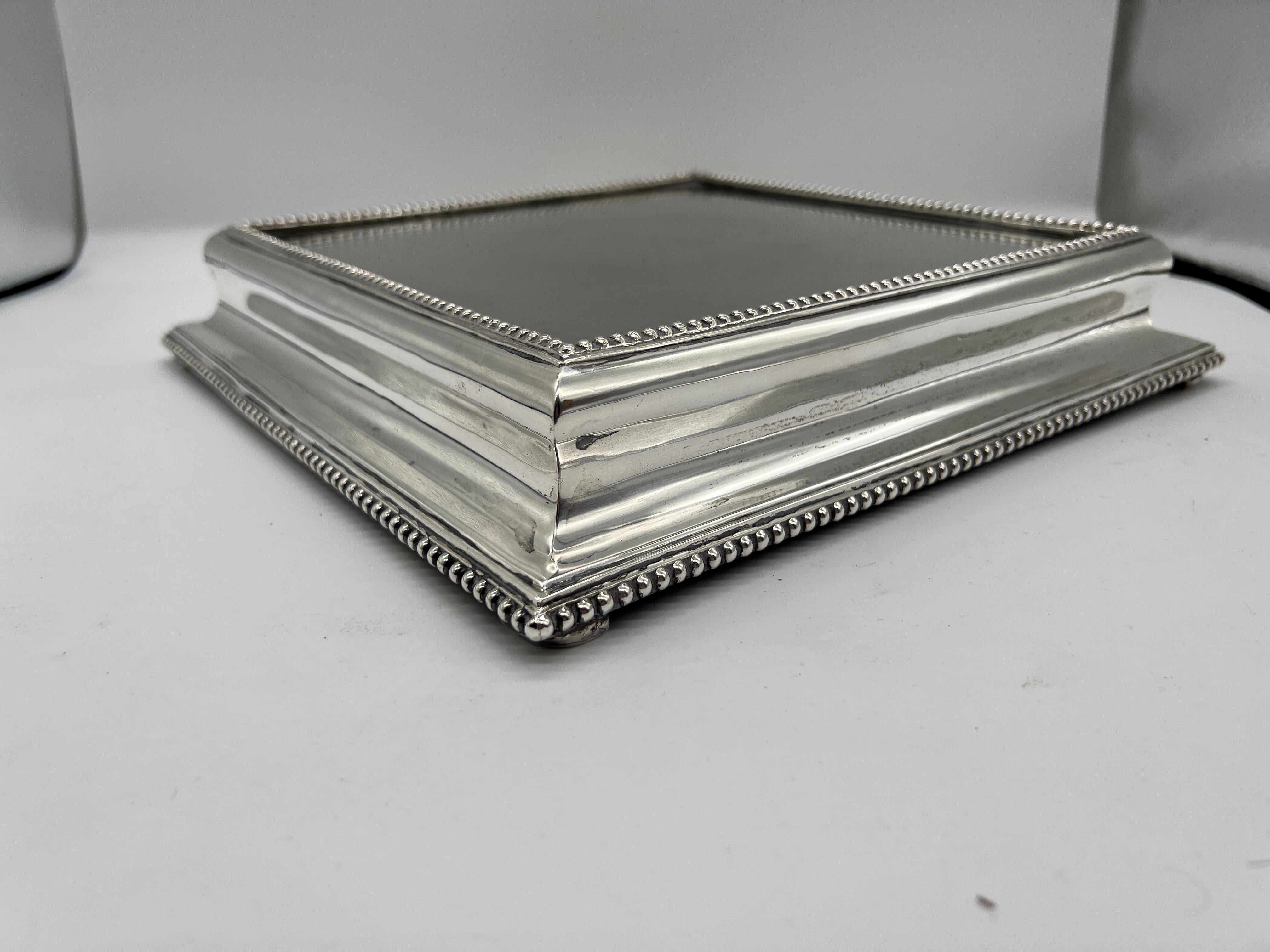 Paire de plateaux carrés à miroir en argent et en acajou du XIXe siècle en vente 3