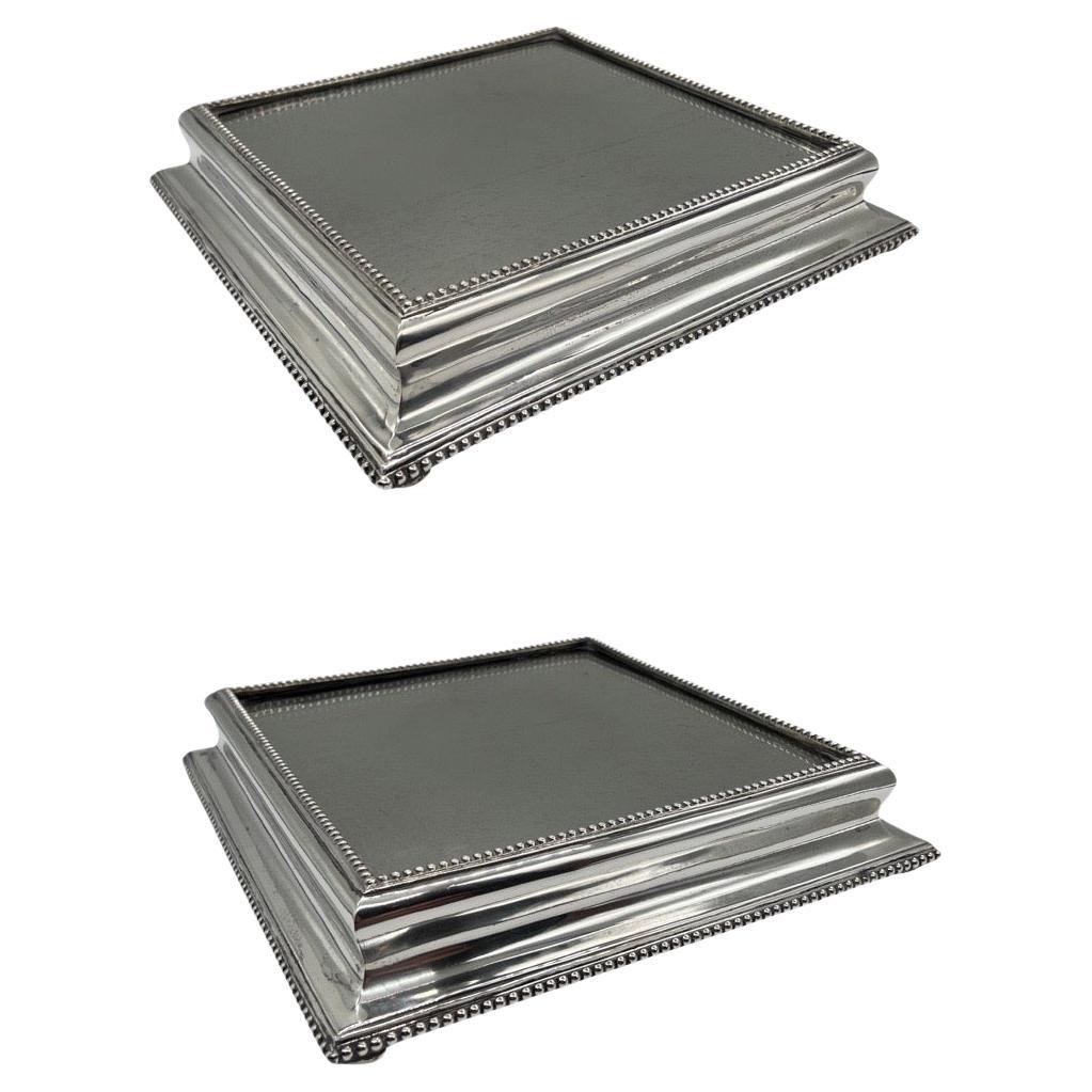 Paire de plateaux carrés à miroir en argent et en acajou du XIXe siècle en vente