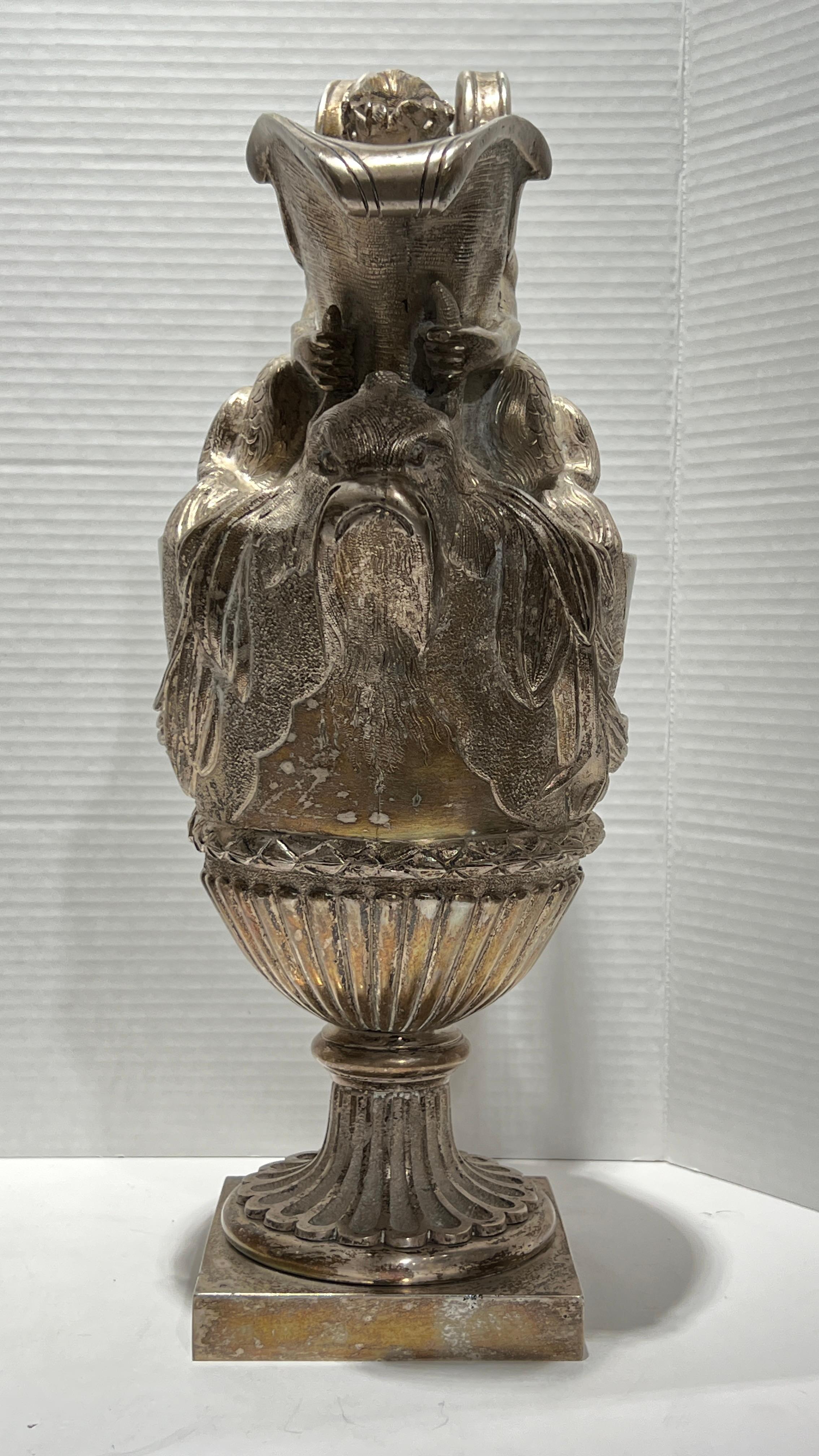 Paar französische Vasen in Kandelaberform aus versilberter Bronze im Louis-XVI-Stil des 19. Jahrhunderts im Angebot 7