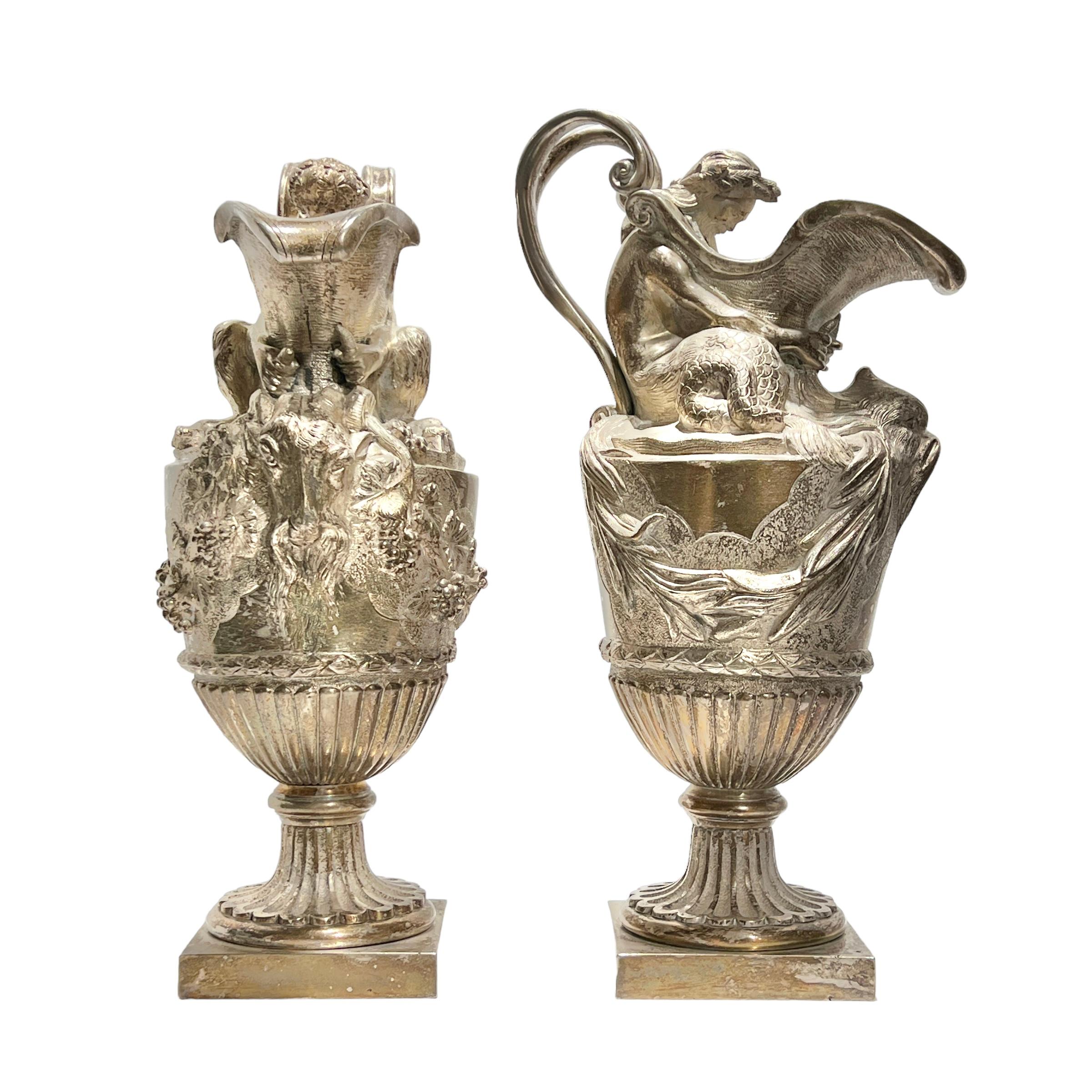 Coppia di antiche feritoie francesi in bronzo argentato (XIX secolo) in stile Luigi XVI, secondo i disegni originali di Sigisbert-Francois Michel (1728-1811). Uno con la figura di un Tritone con maschera da delfino e giunchi, e l'altro con un 